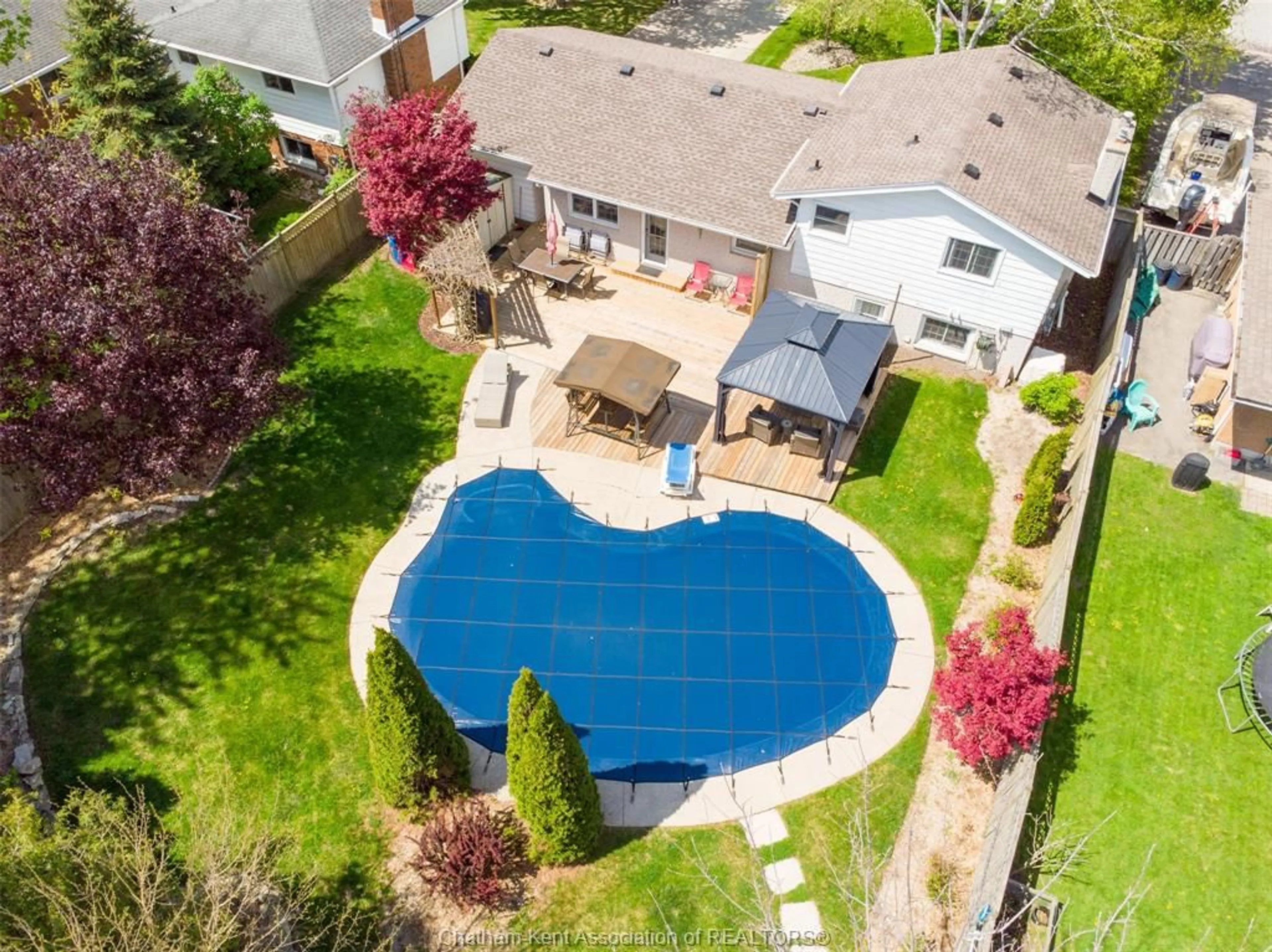 A pic from outside/outdoor area/front of a property/back of a property/a pic from drone, street for 434 Dora Dr, Wallaceburg Ontario N8A 2K3