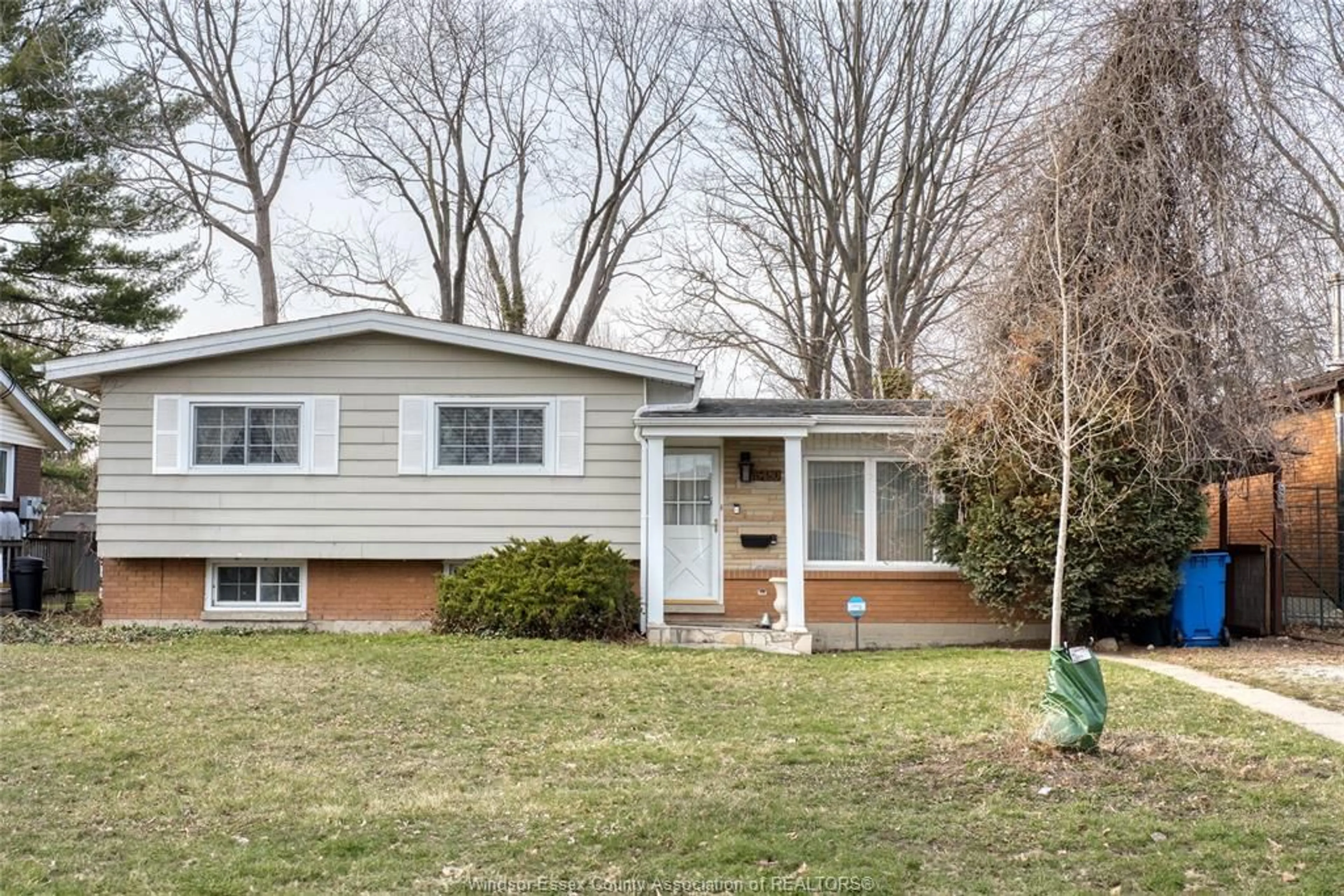 Home with vinyl exterior material, street for 5480 HAIG Ave, Windsor Ontario N8T 1K9