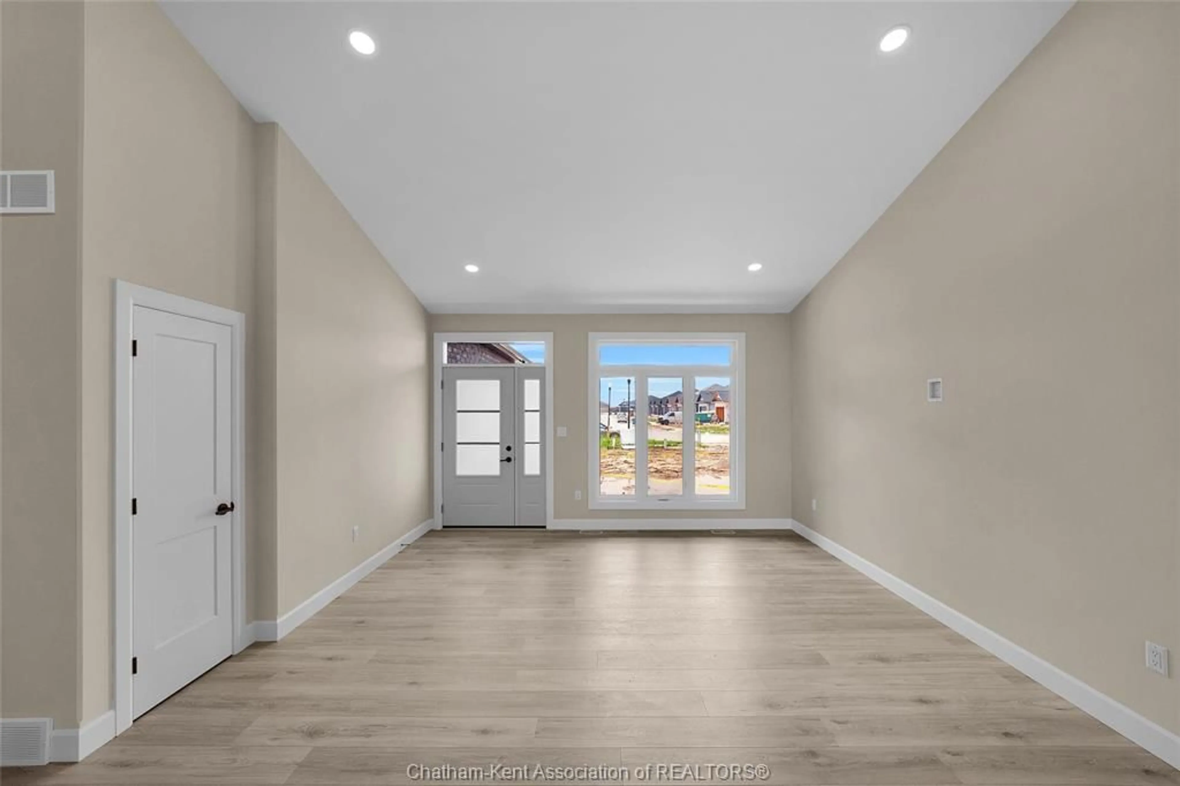 Indoor entryway for 567 KEIL Trail, Chatham Ontario N7L 0G8