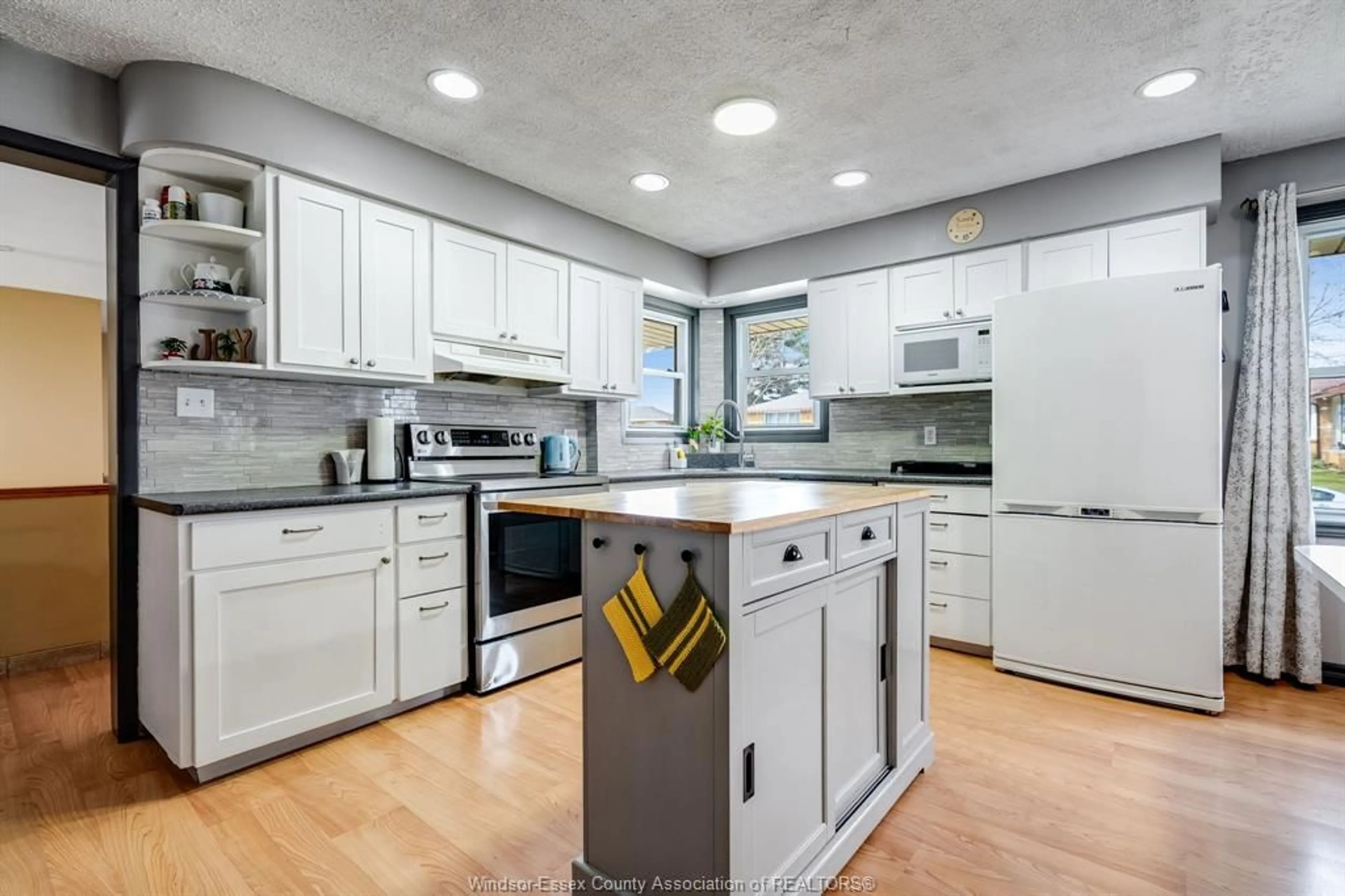 Open concept kitchen, ceramic/tile floor for 26 Johnson Ave, Leamington Ontario N8H 3T9