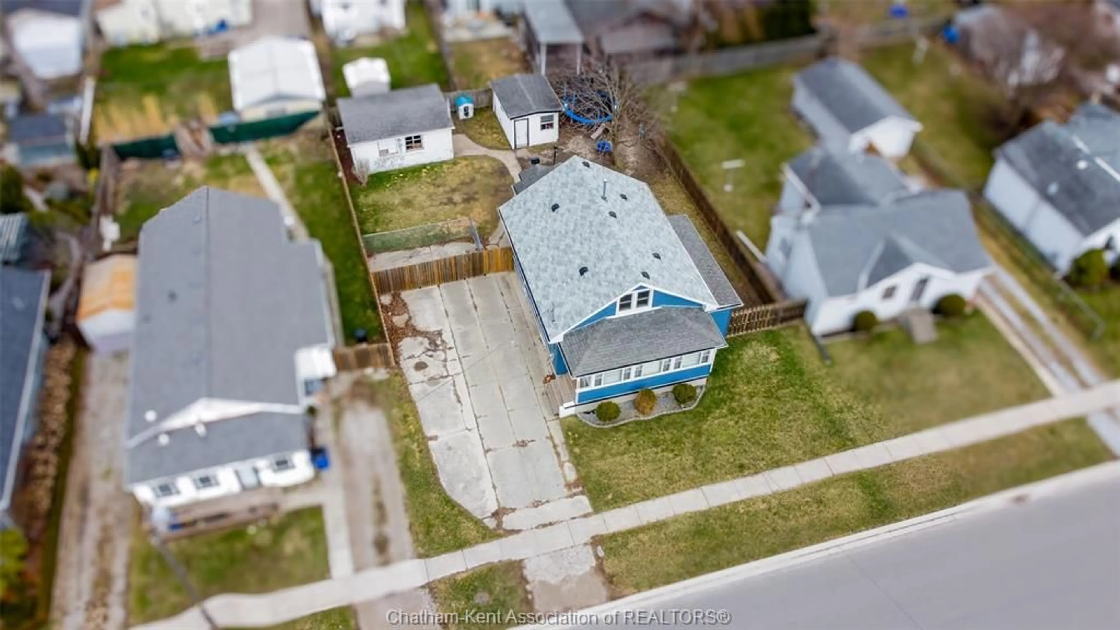 A pic from outside/outdoor area/front of a property/back of a property/a pic from drone, street for 177 Woods St, Chatham Ontario N7L 3R4