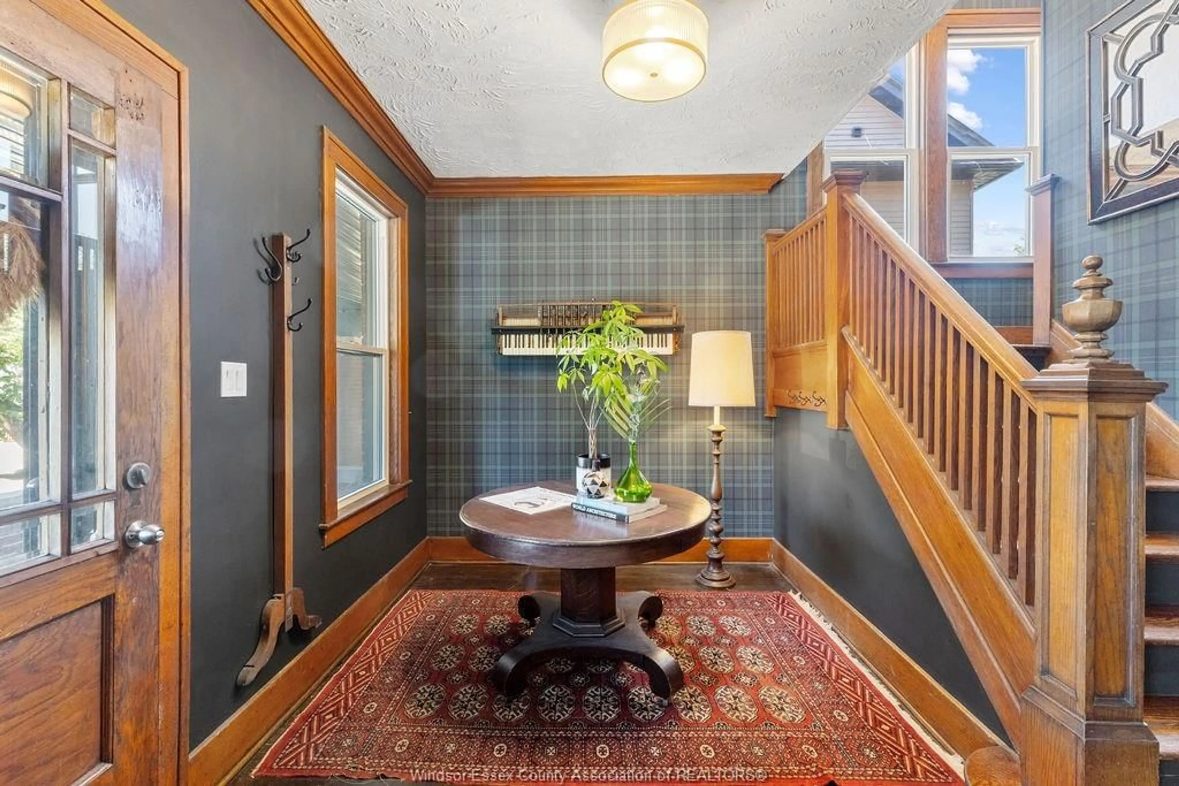 Indoor foyer for 539 HALL Ave, Windsor Ontario N9A 2L7