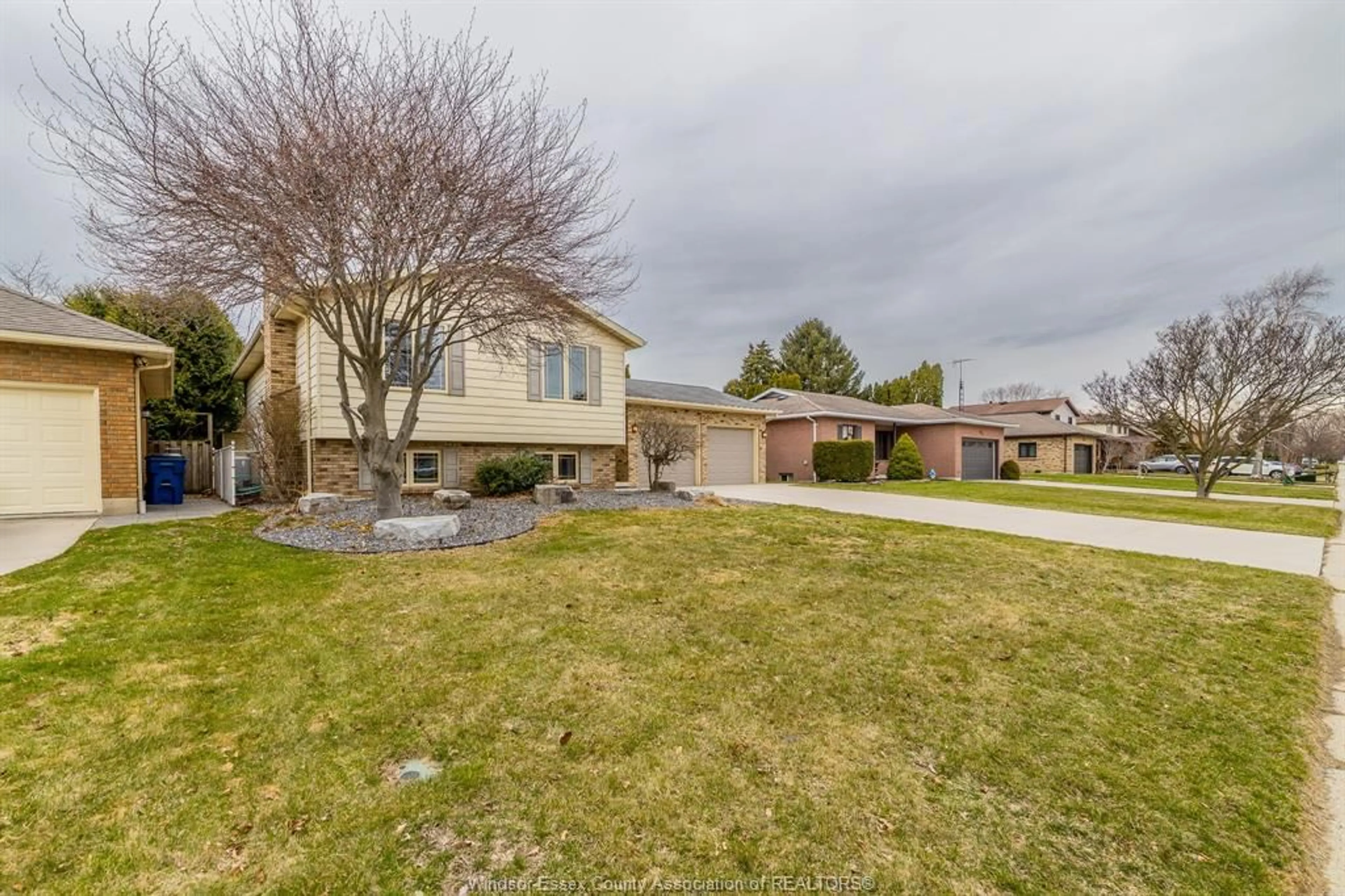 A pic from outside/outdoor area/front of a property/back of a property/a pic from drone, street for 417 BALDOON Rd, Chatham Ontario N7L 5H2