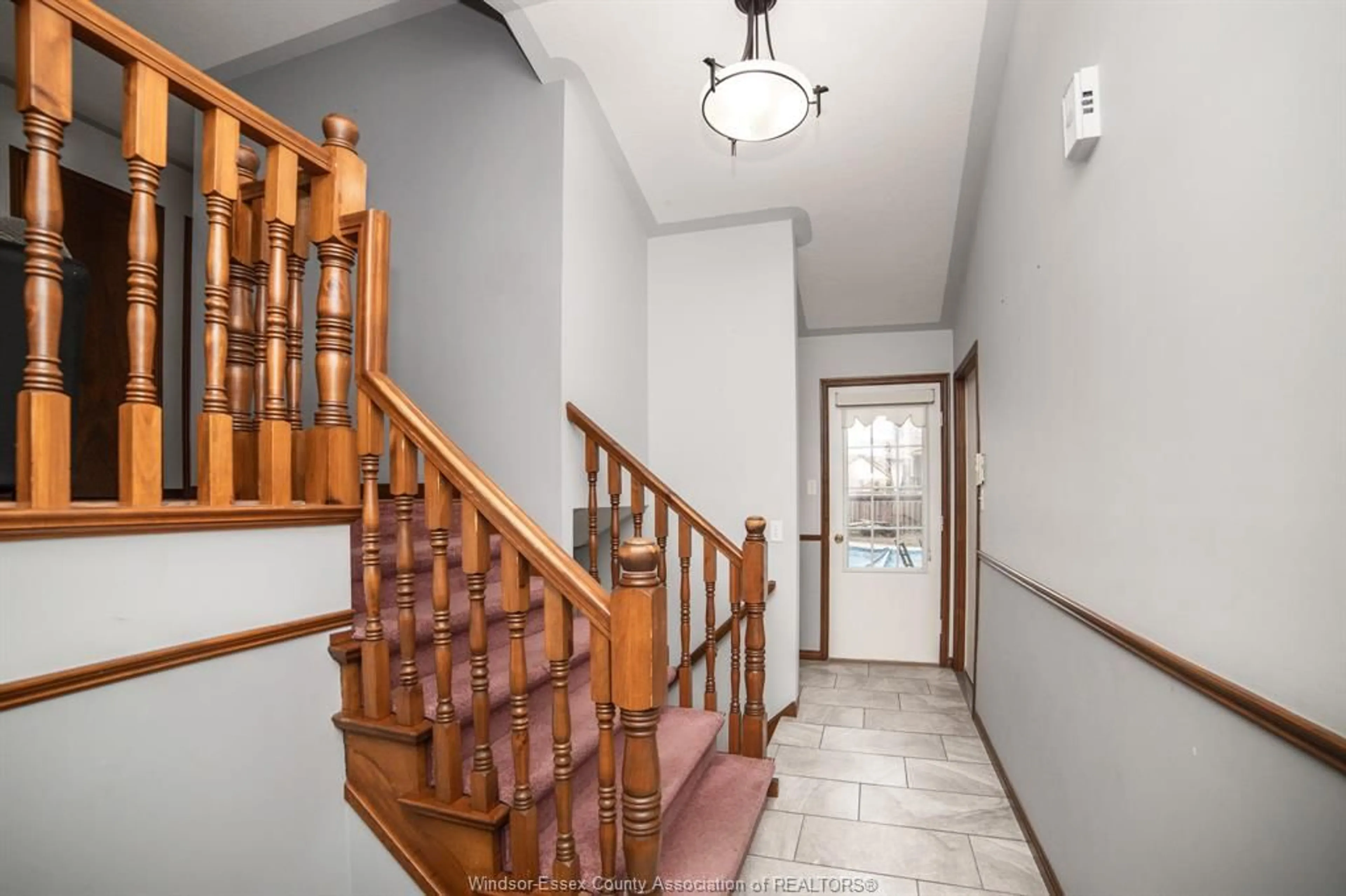 Indoor foyer for 417 BALDOON Rd, Chatham Ontario N7L 5H2