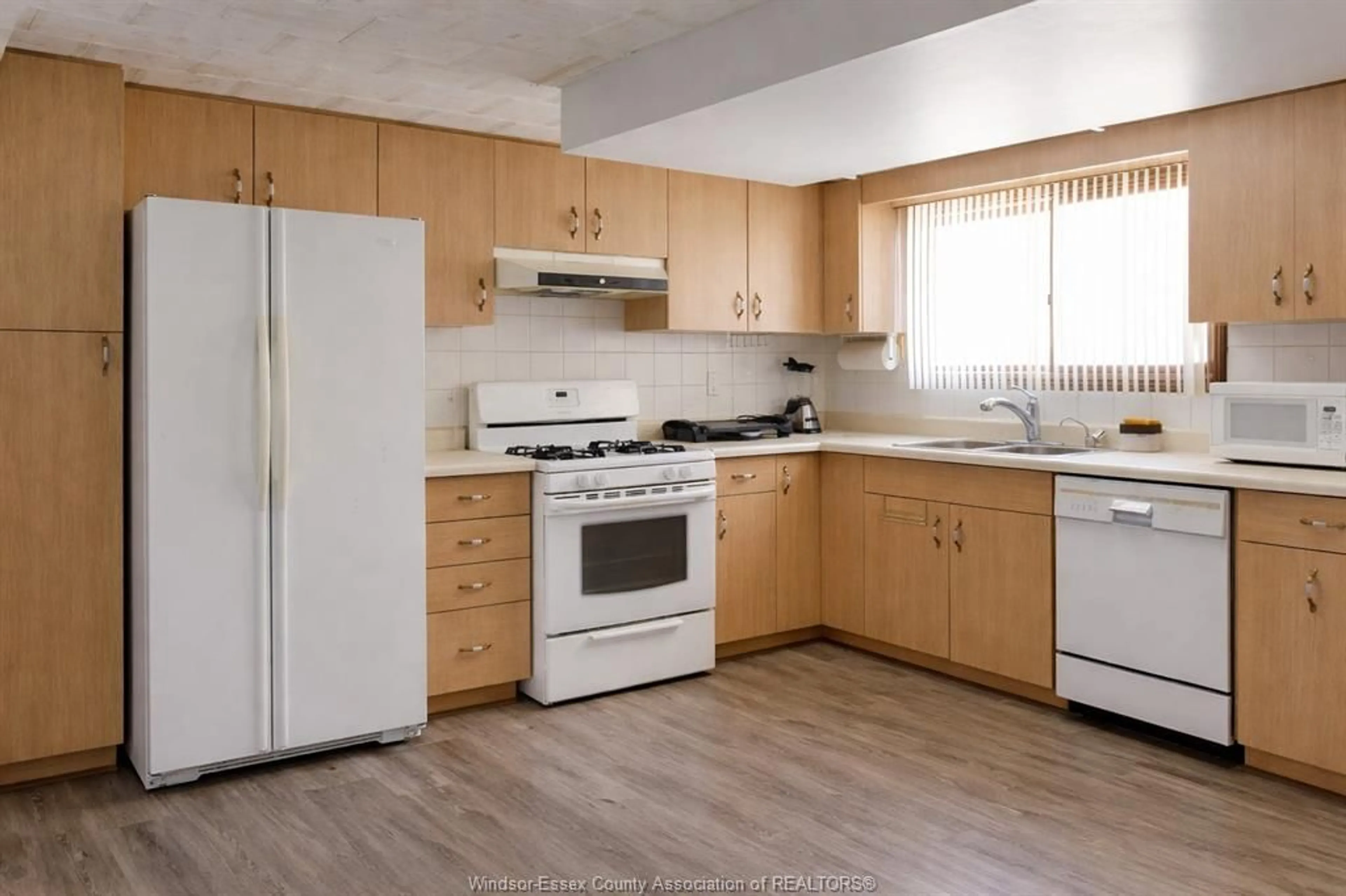 Standard kitchen, wood/laminate floor for 1616 BURWELL Crt, Windsor Ontario N9C 3Z8