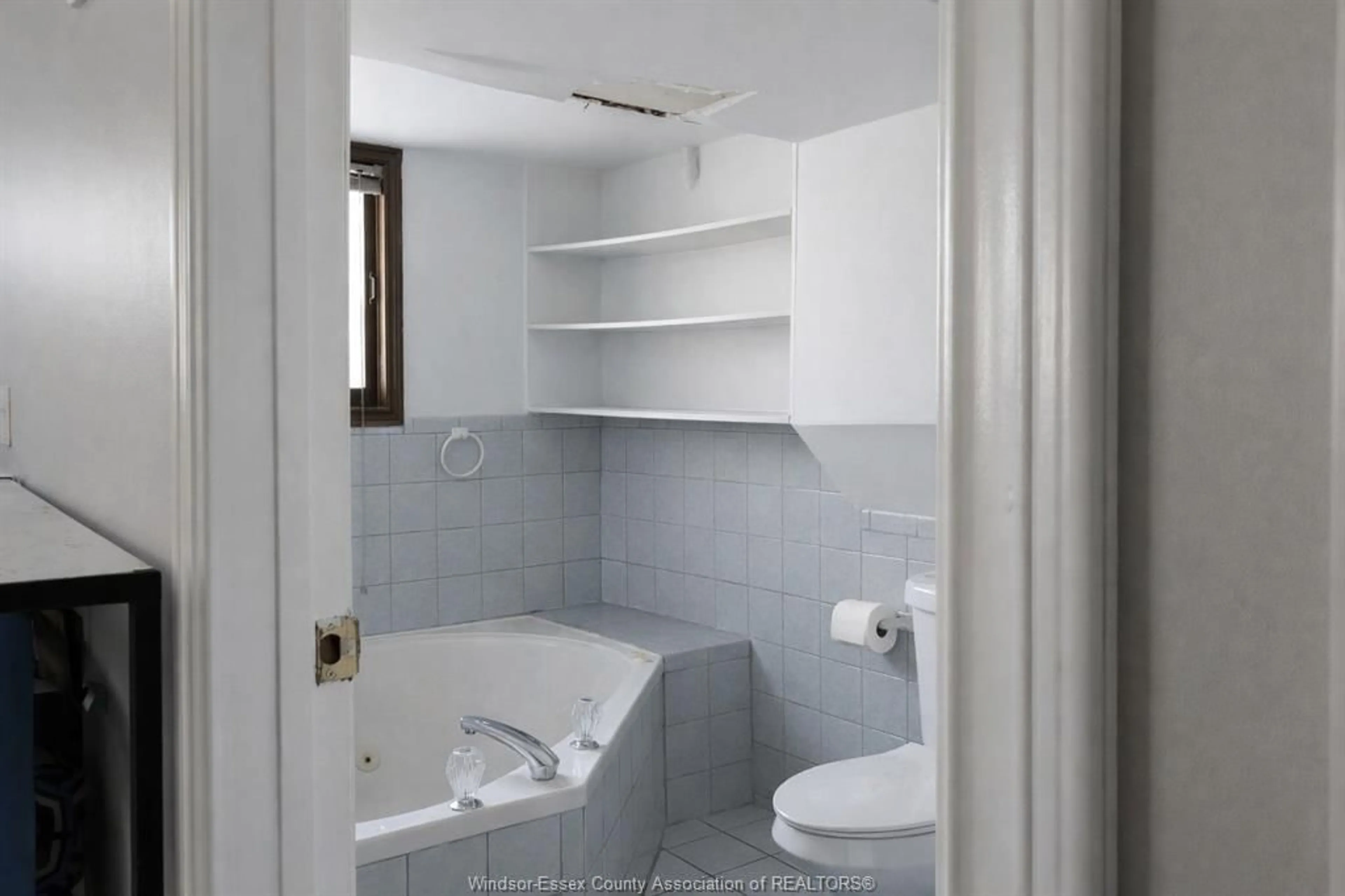 Standard bathroom, ceramic/tile floor for 1616 BURWELL Crt, Windsor Ontario N9C 3Z8