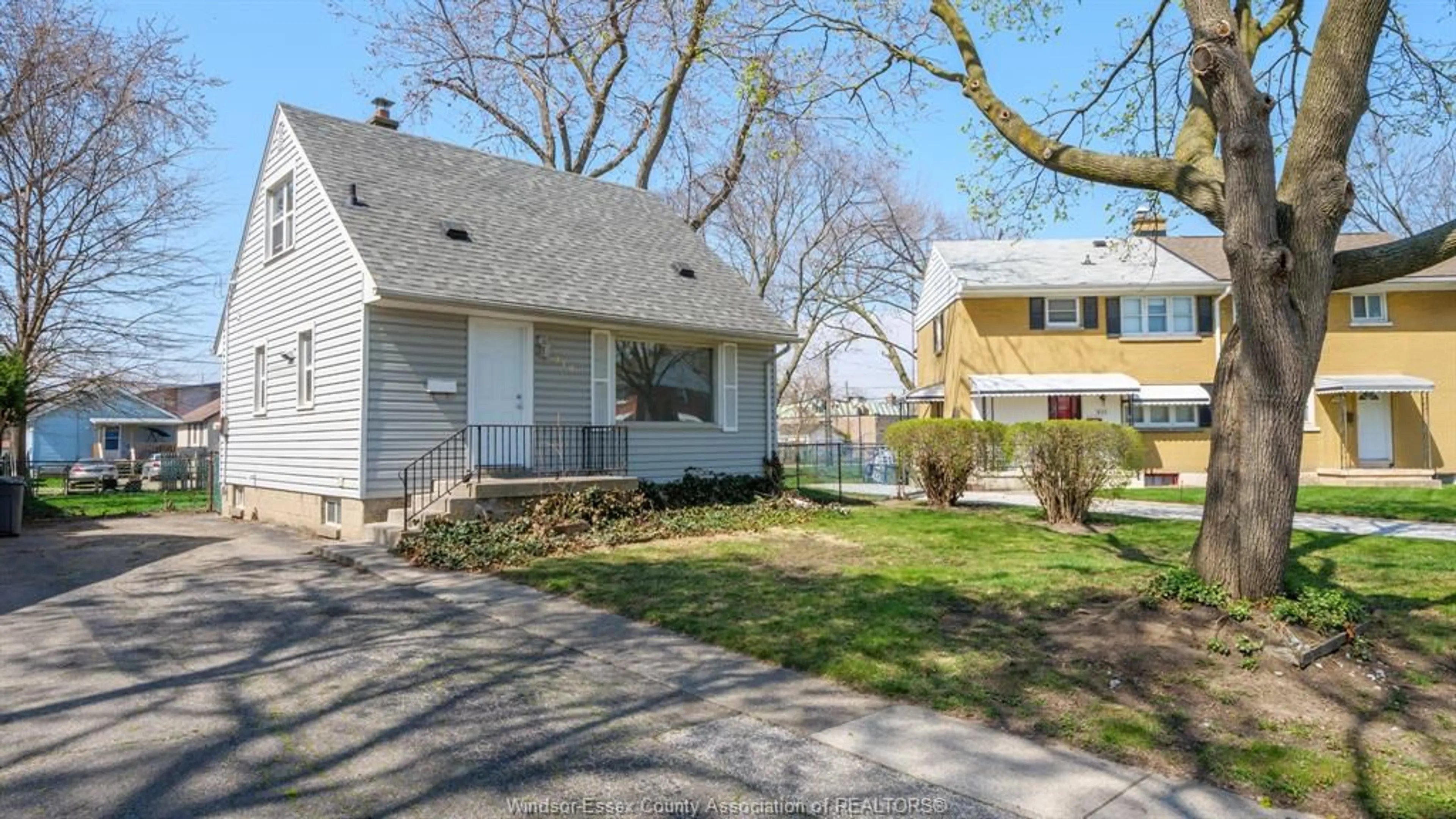 Home with vinyl exterior material, street for 939 Askin Ave, Windsor Ontario N9B 2X5