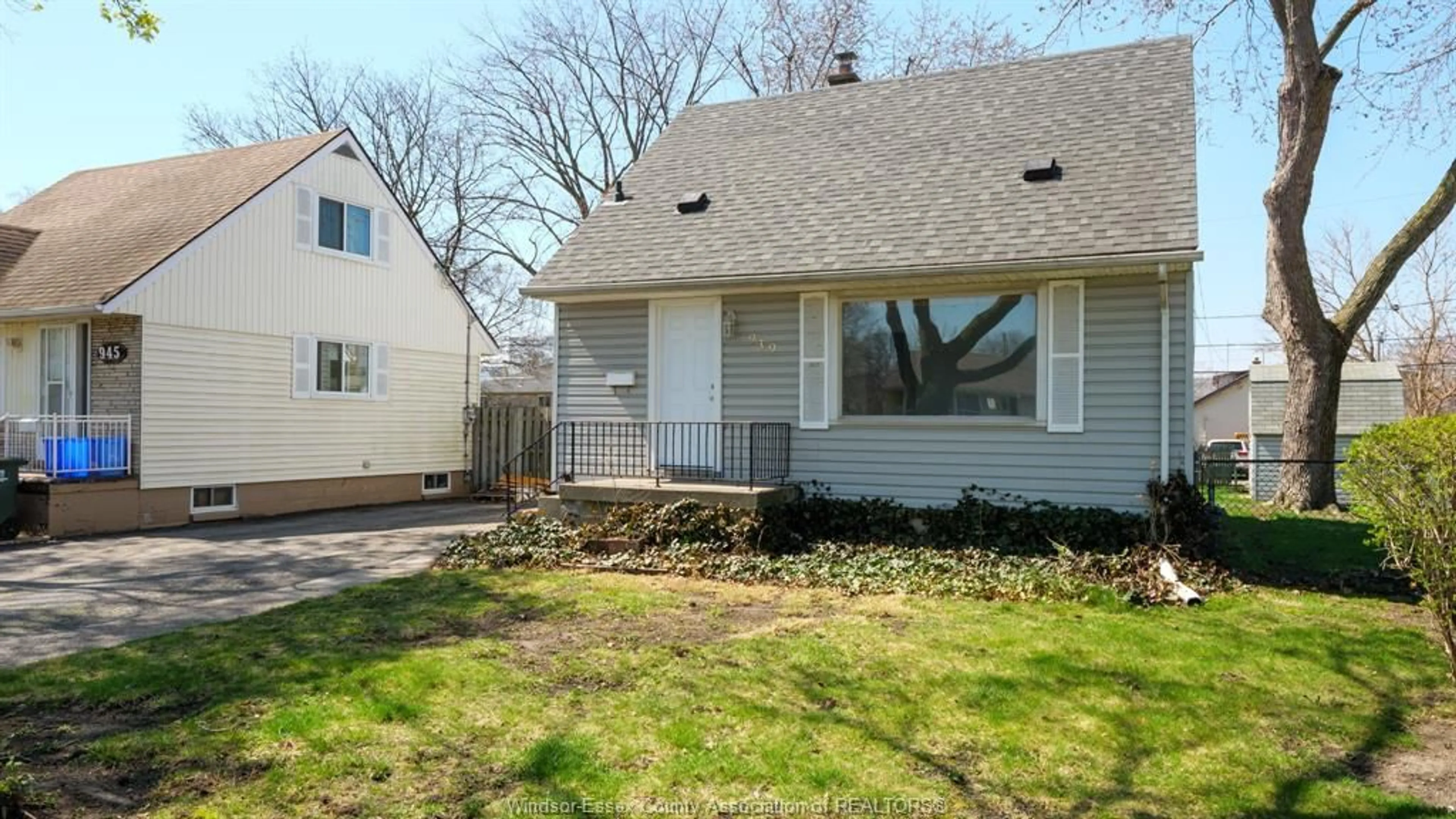 Home with vinyl exterior material, street for 939 Askin Ave, Windsor Ontario N9B 2X5