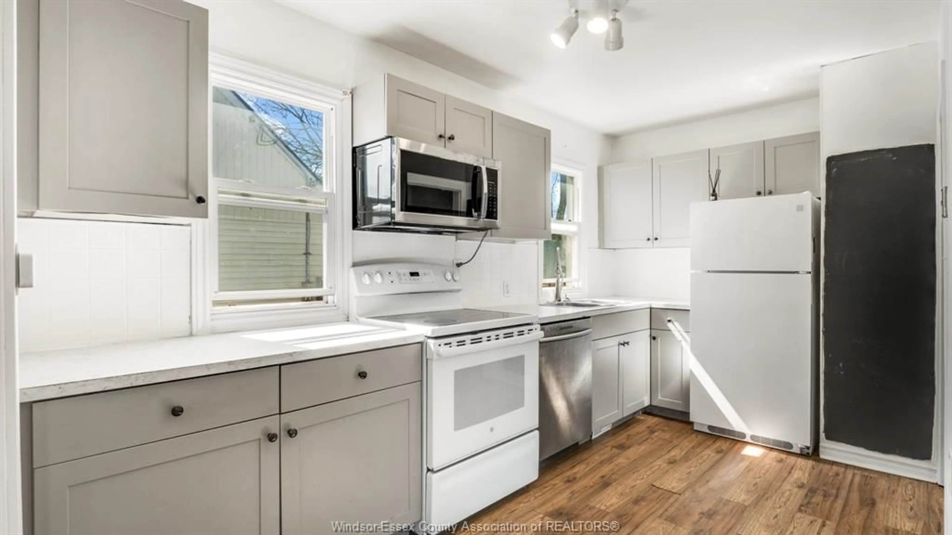 Standard kitchen, ceramic/tile floor for 939 Askin Ave, Windsor Ontario N9B 2X5