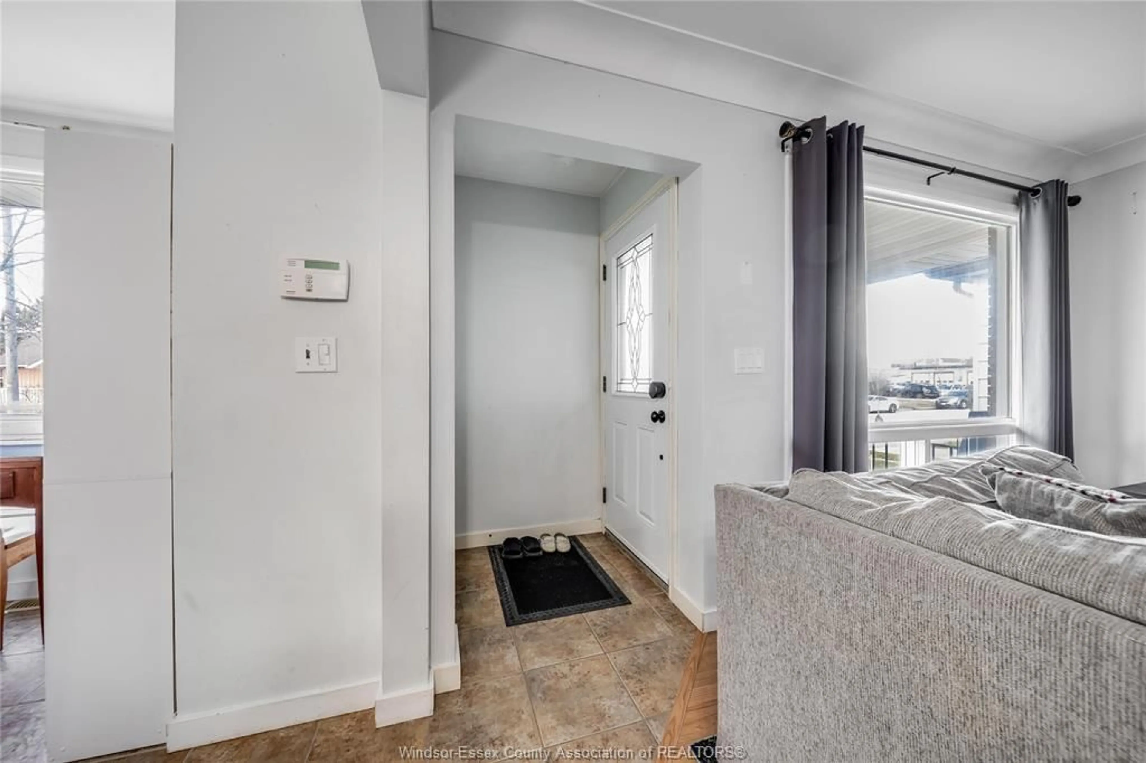 Indoor entryway for 2340 GEORGE Ave, Windsor Ontario N8W 4M4