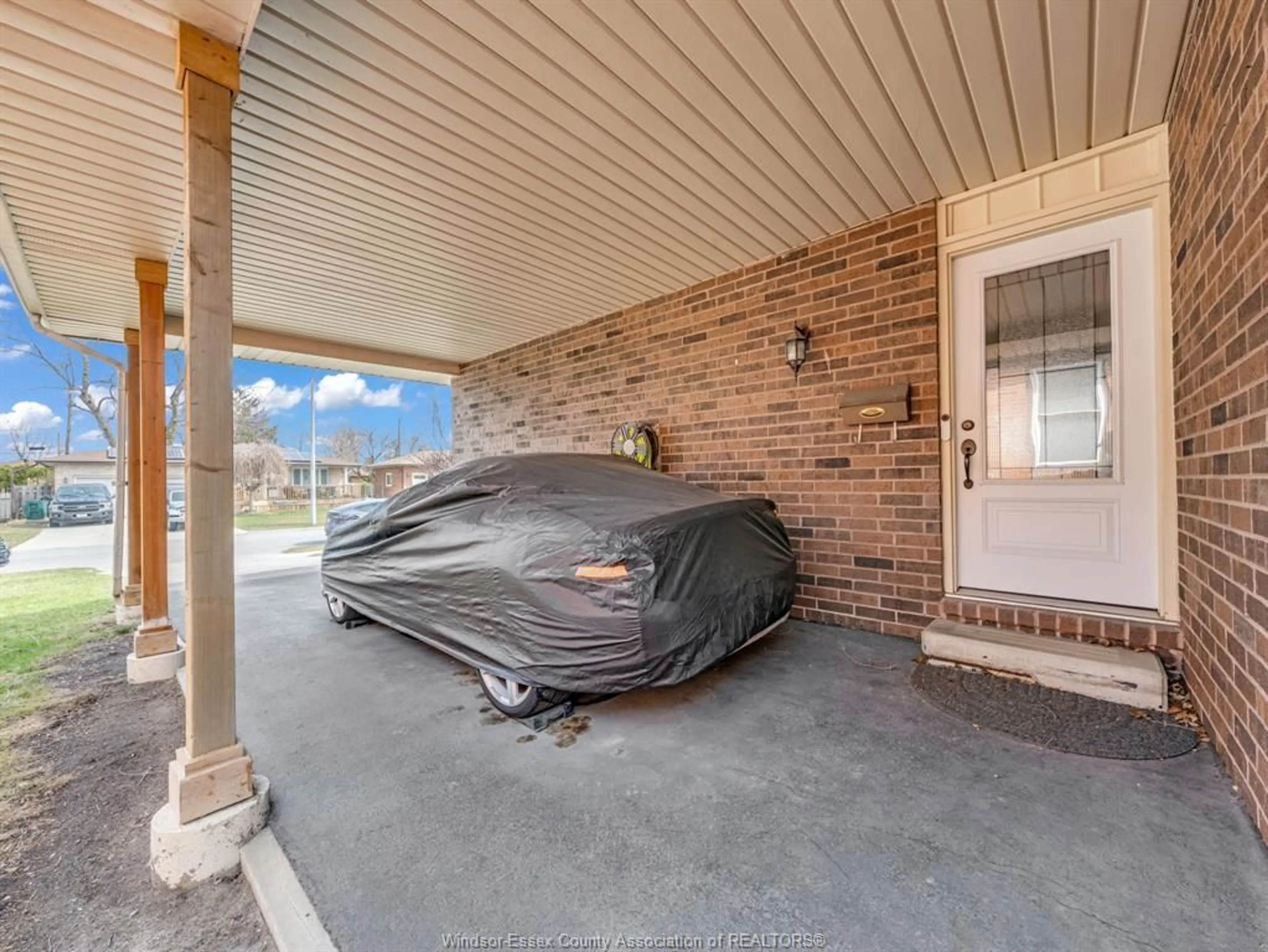 Indoor garage for 1031 EASTLAWN, Windsor Ontario N8S 3H8