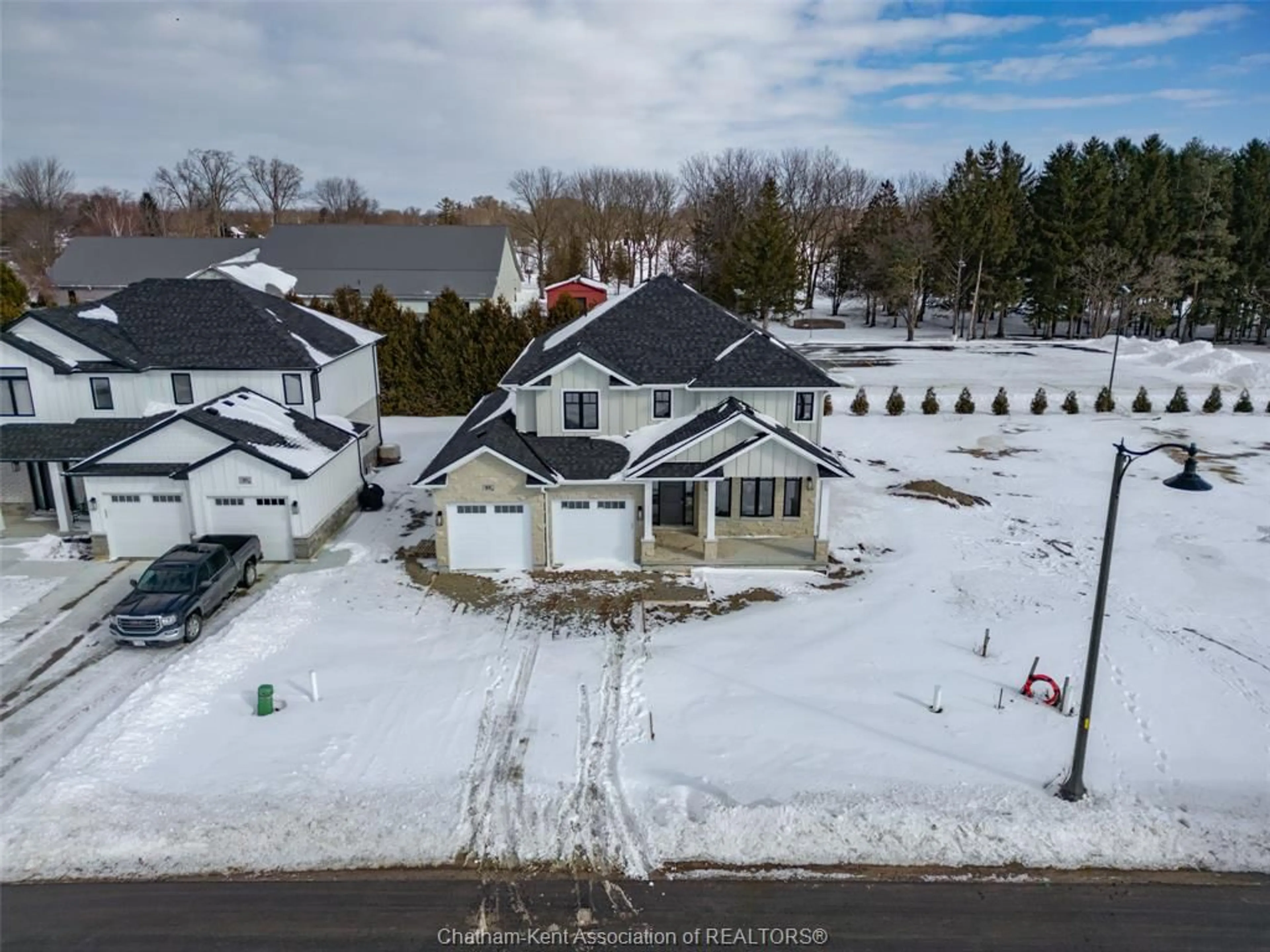 A pic from outside/outdoor area/front of a property/back of a property/a pic from drone, unknown for 95 Rosewood Cres, Chatham Ontario N7M 0V5