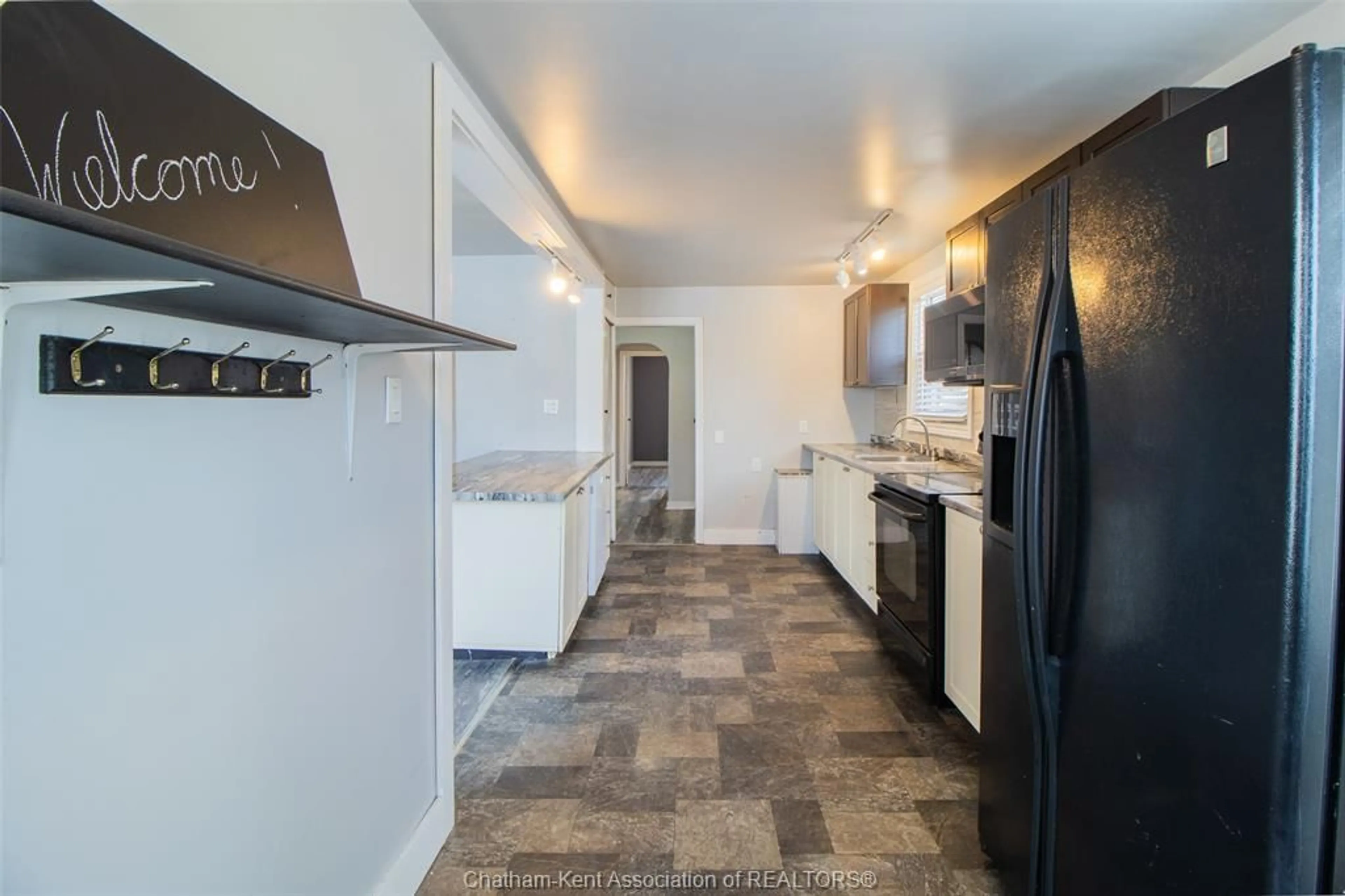 Standard kitchen, ceramic/tile floor for 35 Alexandra Ave, Chatham Ontario N7M 1X9