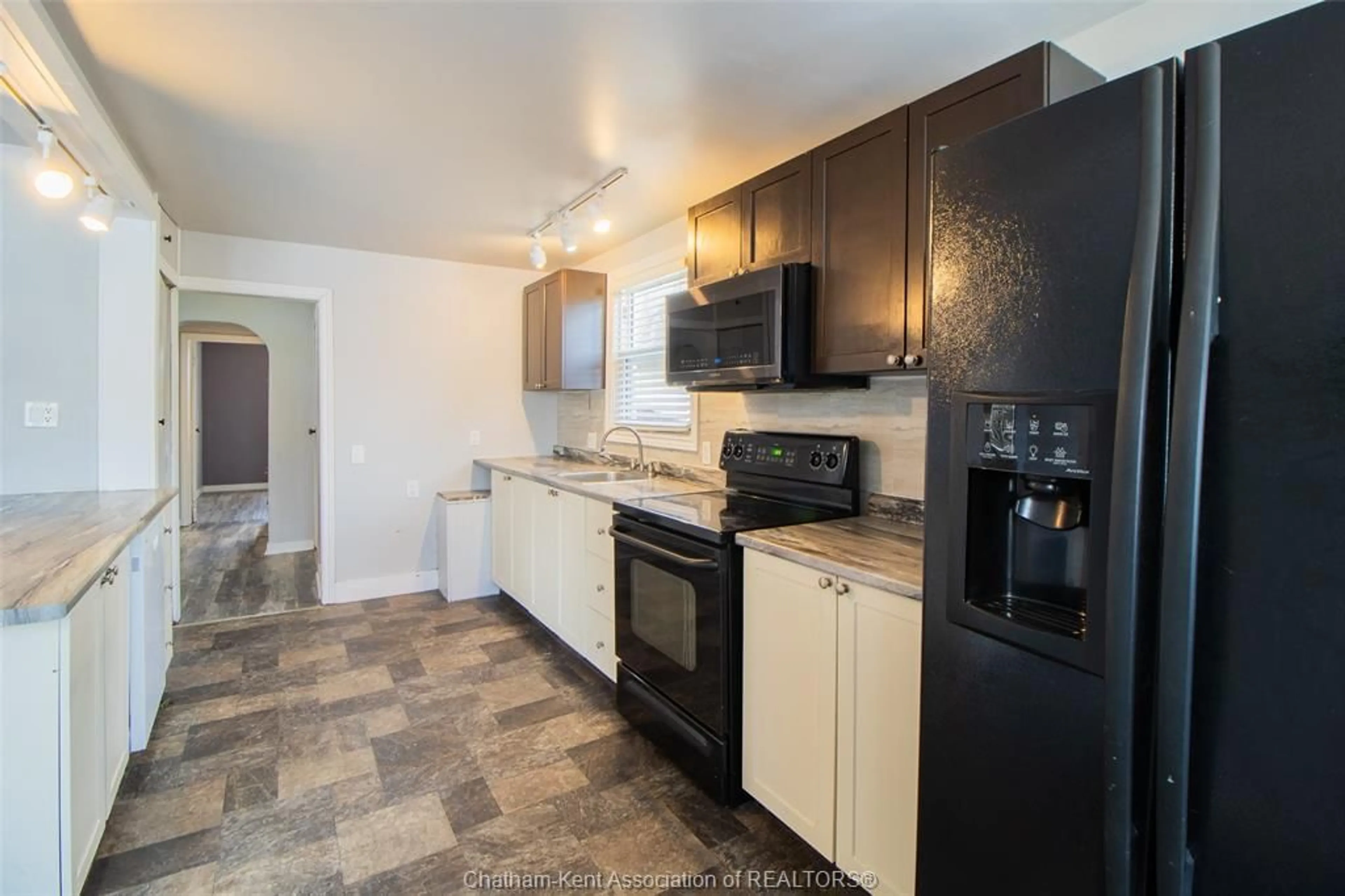 Standard kitchen, ceramic/tile floor for 35 Alexandra Ave, Chatham Ontario N7M 1X9