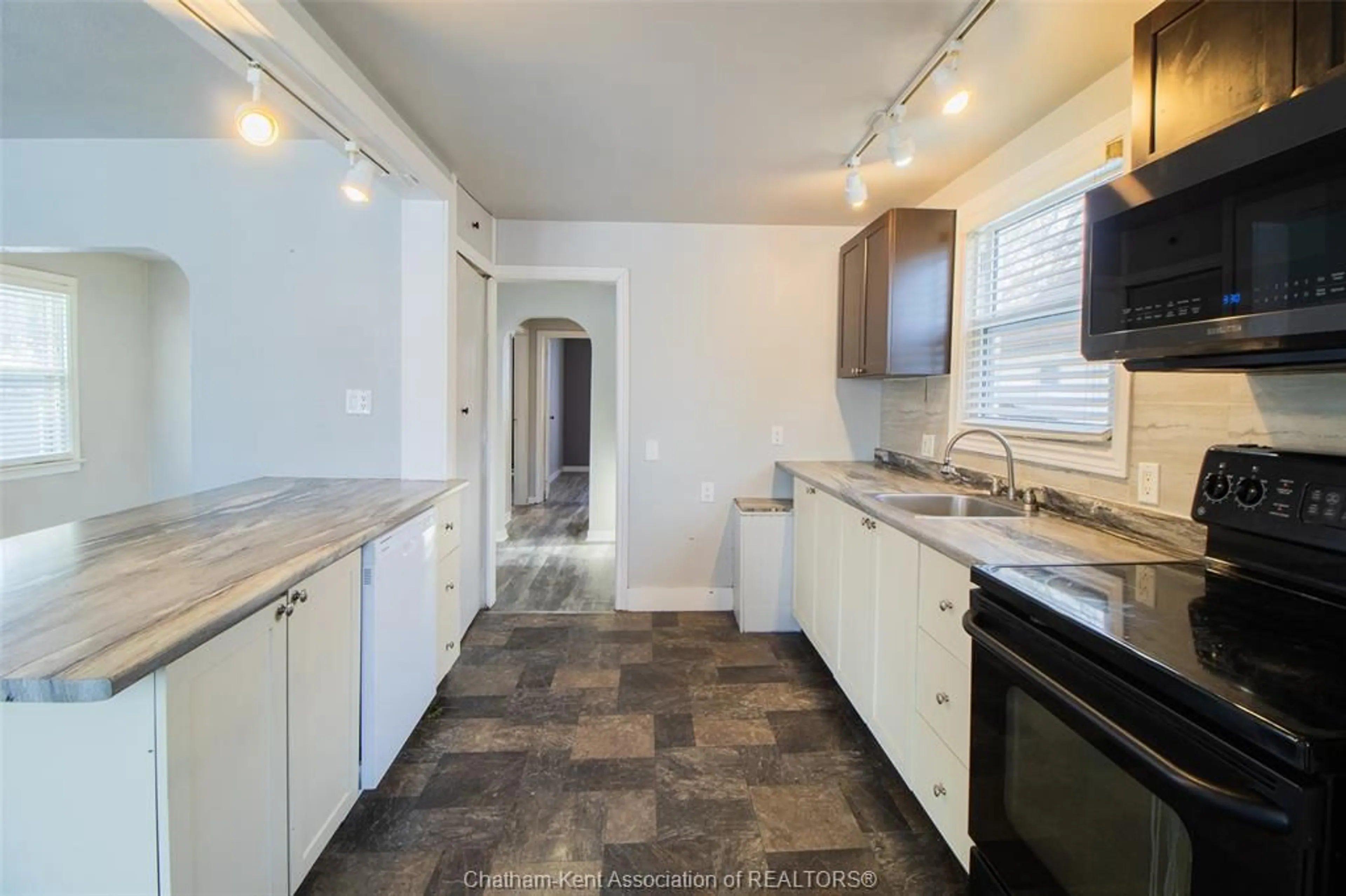 Standard kitchen, unknown for 35 Alexandra Ave, Chatham Ontario N7M 1X9
