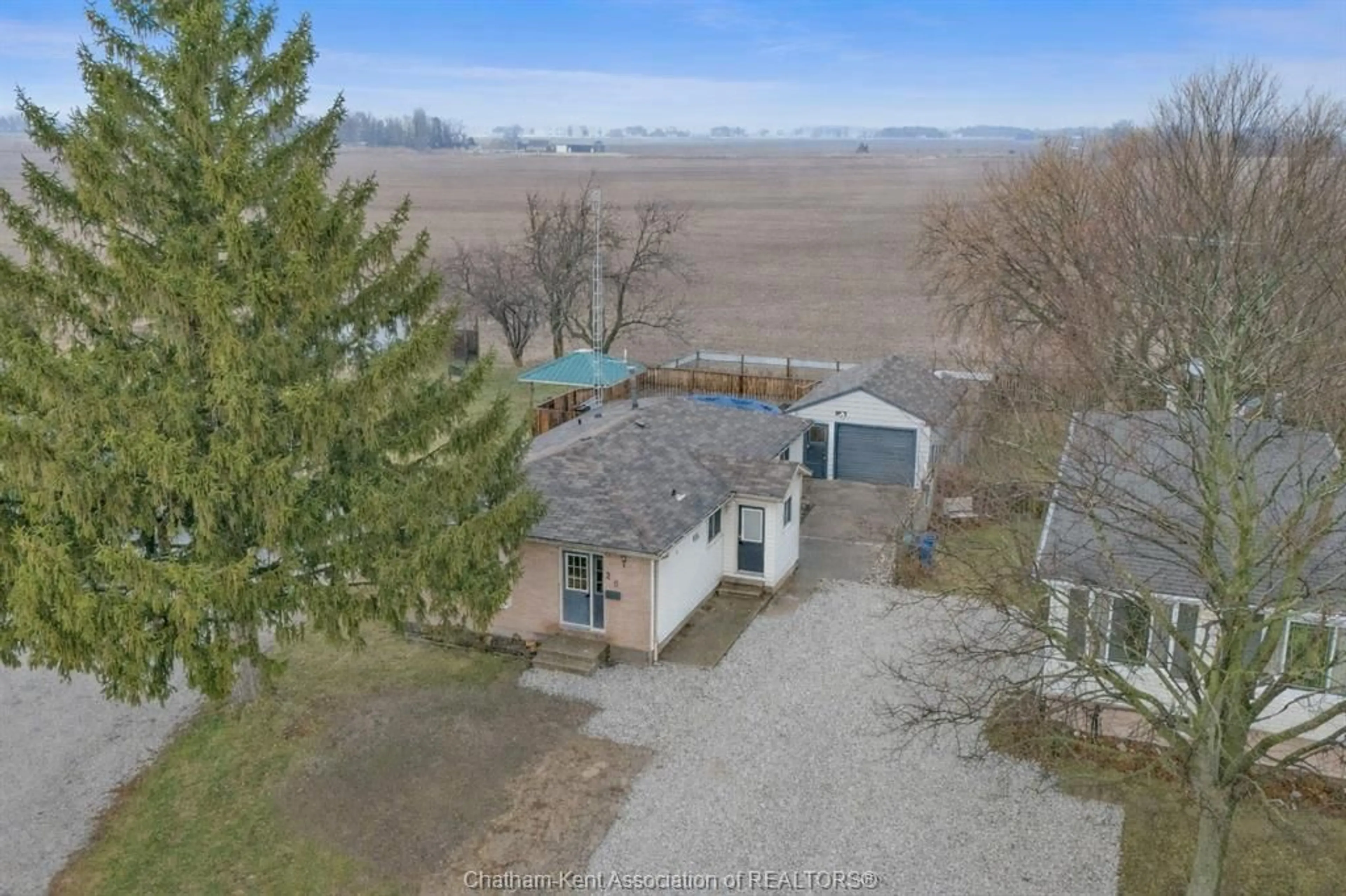 A pic from outside/outdoor area/front of a property/back of a property/a pic from drone, unknown for 20 Kensington Sq, Wallaceburg Ontario N8A 4V6