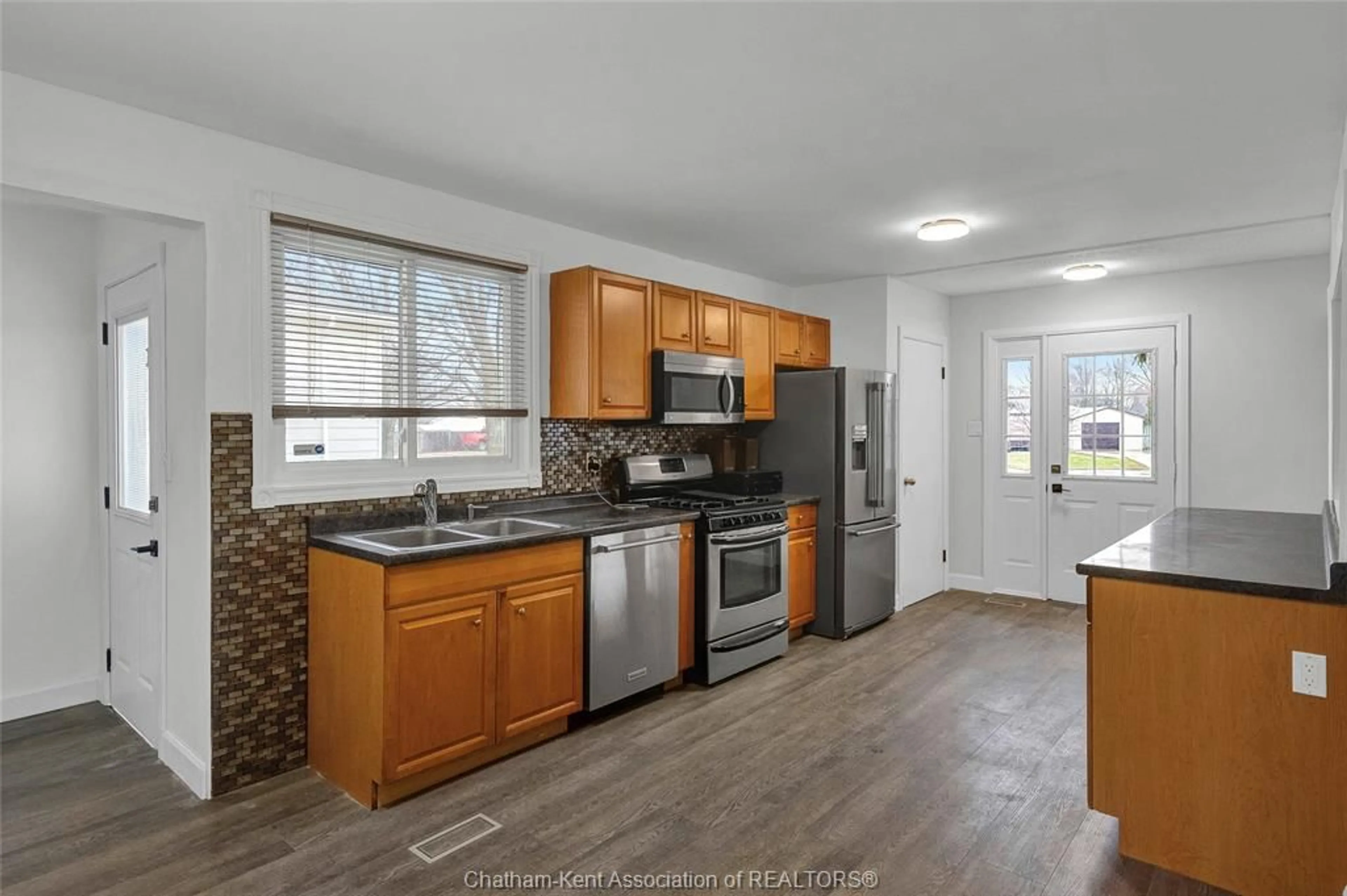 Standard kitchen, unknown for 20 Kensington Sq, Wallaceburg Ontario N8A 4V6