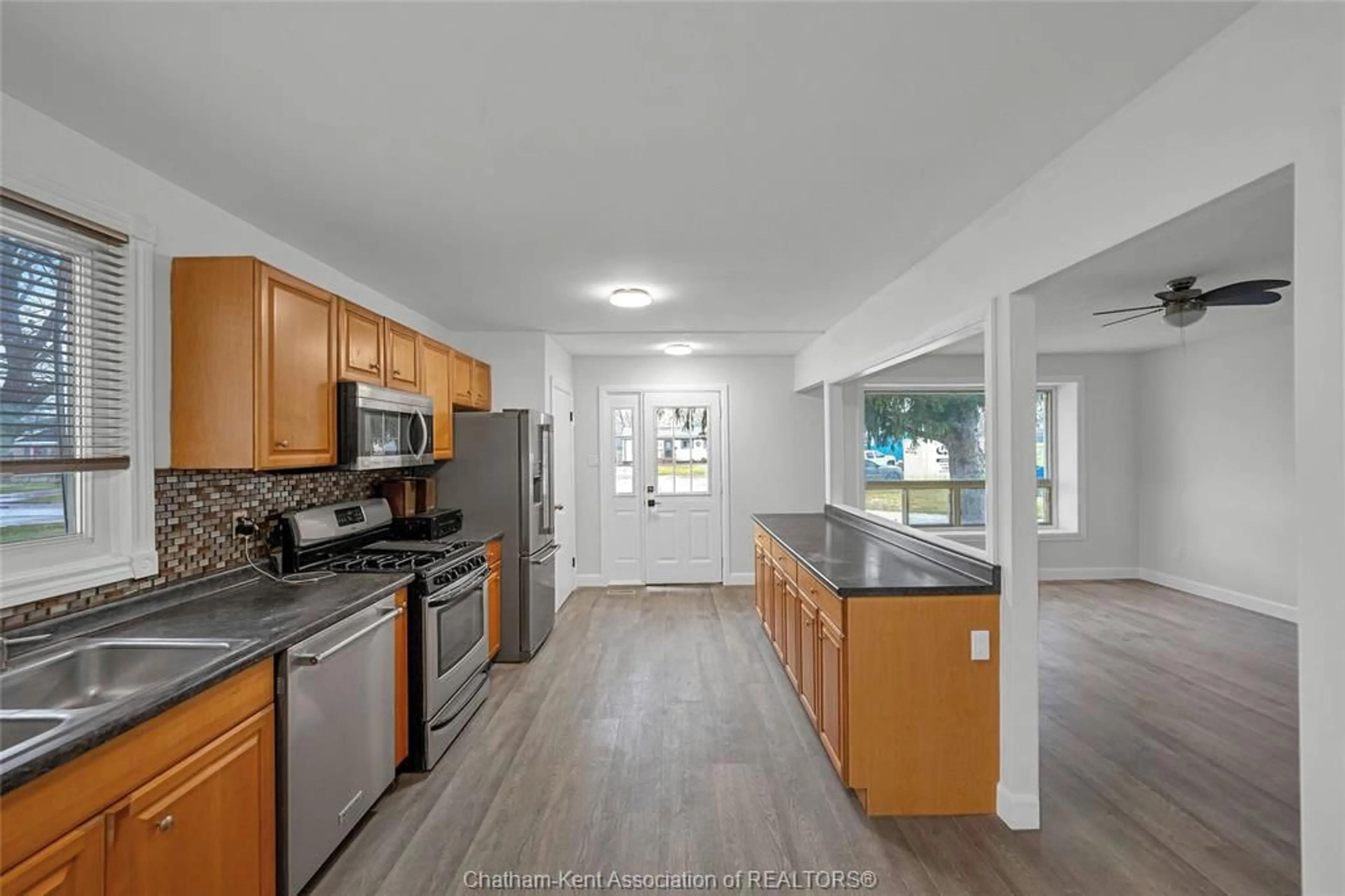 Open concept kitchen, ceramic/tile floor for 20 Kensington Sq, Wallaceburg Ontario N8A 4V6