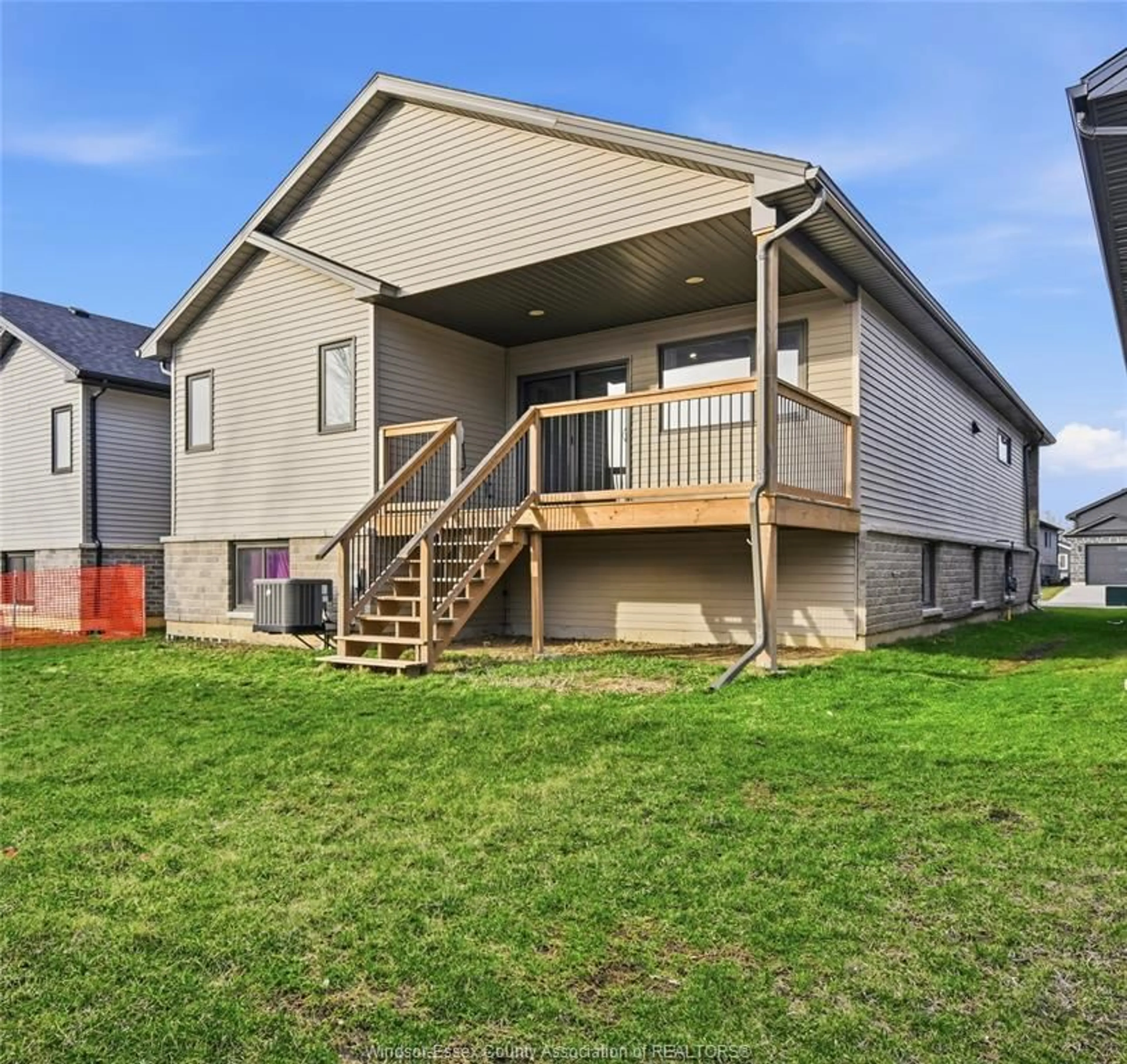 Home with vinyl exterior material, building for 106 IRONWOOD Trail, Chatham Ontario N7M 0T3