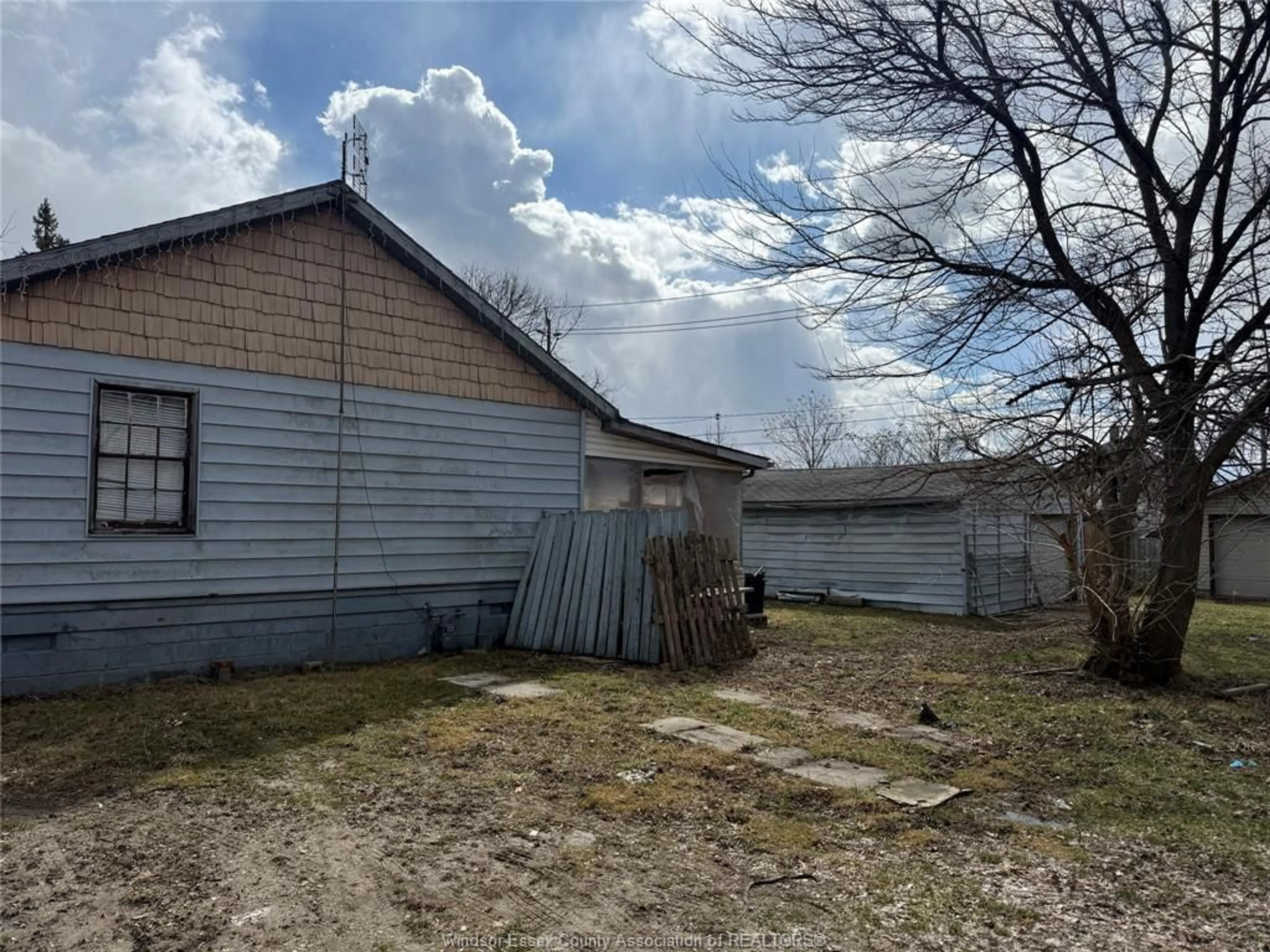 Shed for 1303 Central, Windsor Ontario N8Y 3V3