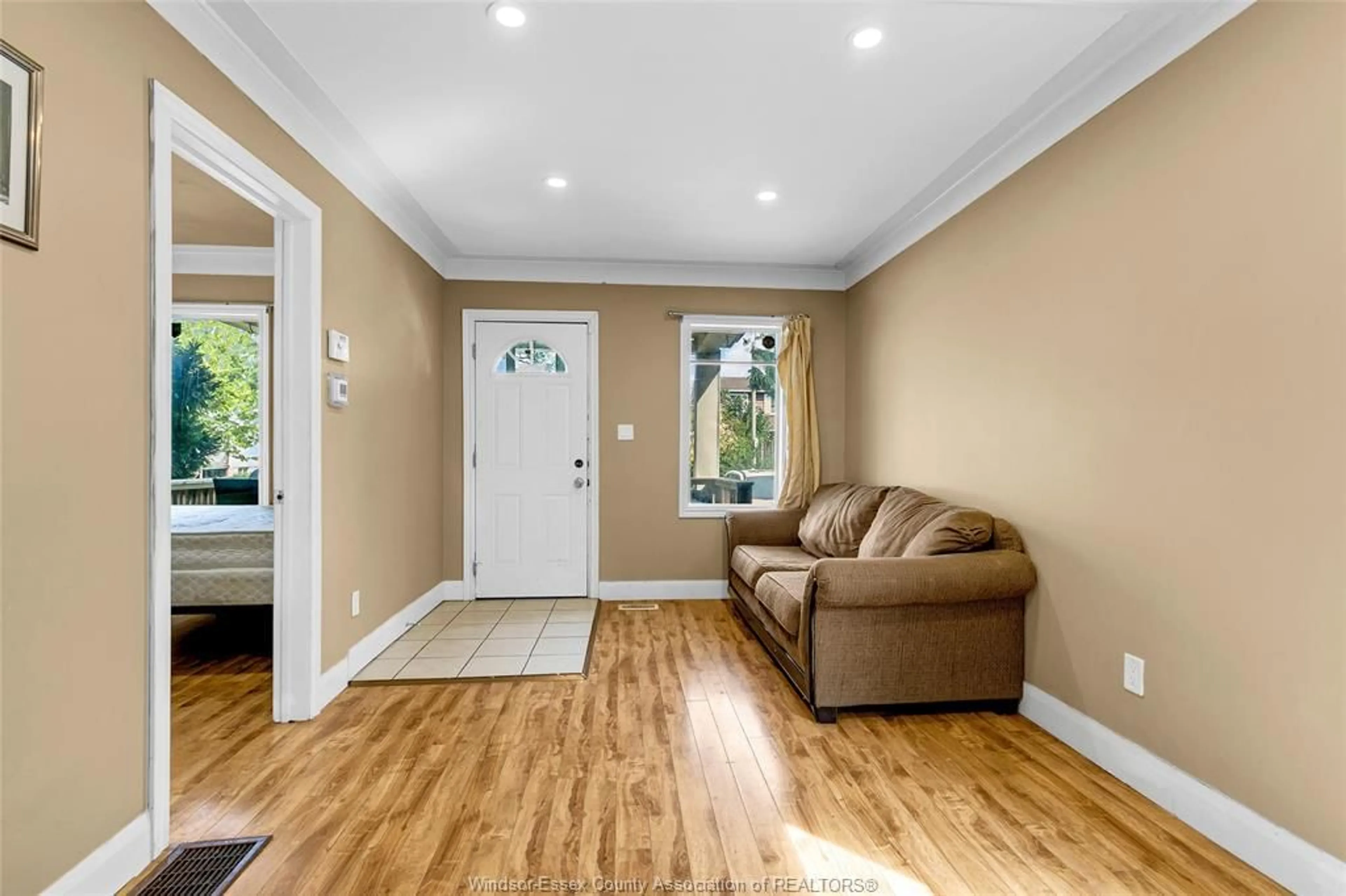 Indoor entryway for 733 RANDOLPH, Windsor Ontario N9B 2T7