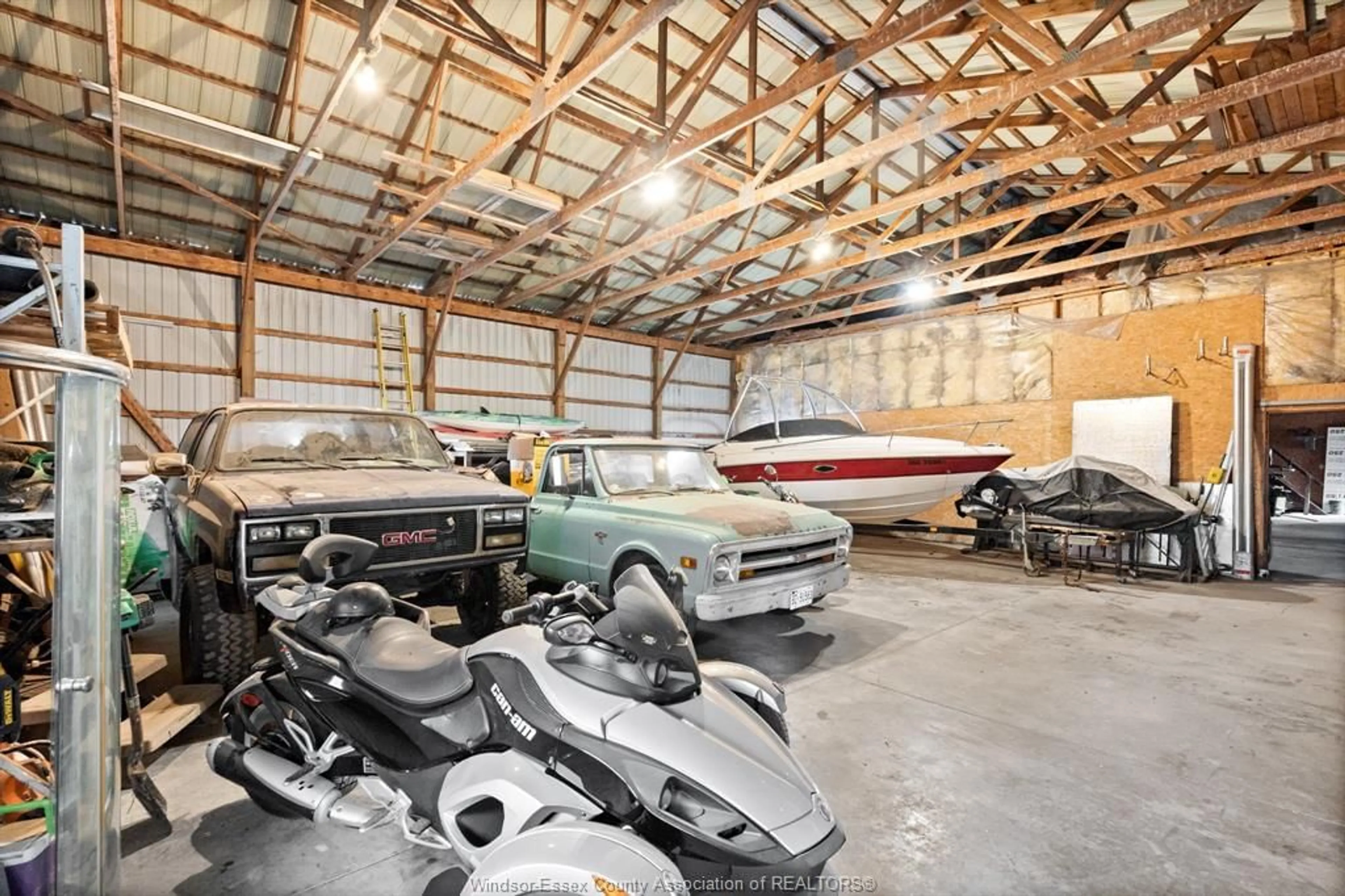 Indoor garage for 6653 ST PHILLIPPES Line, Grande Pointe Ontario N0P 1S0