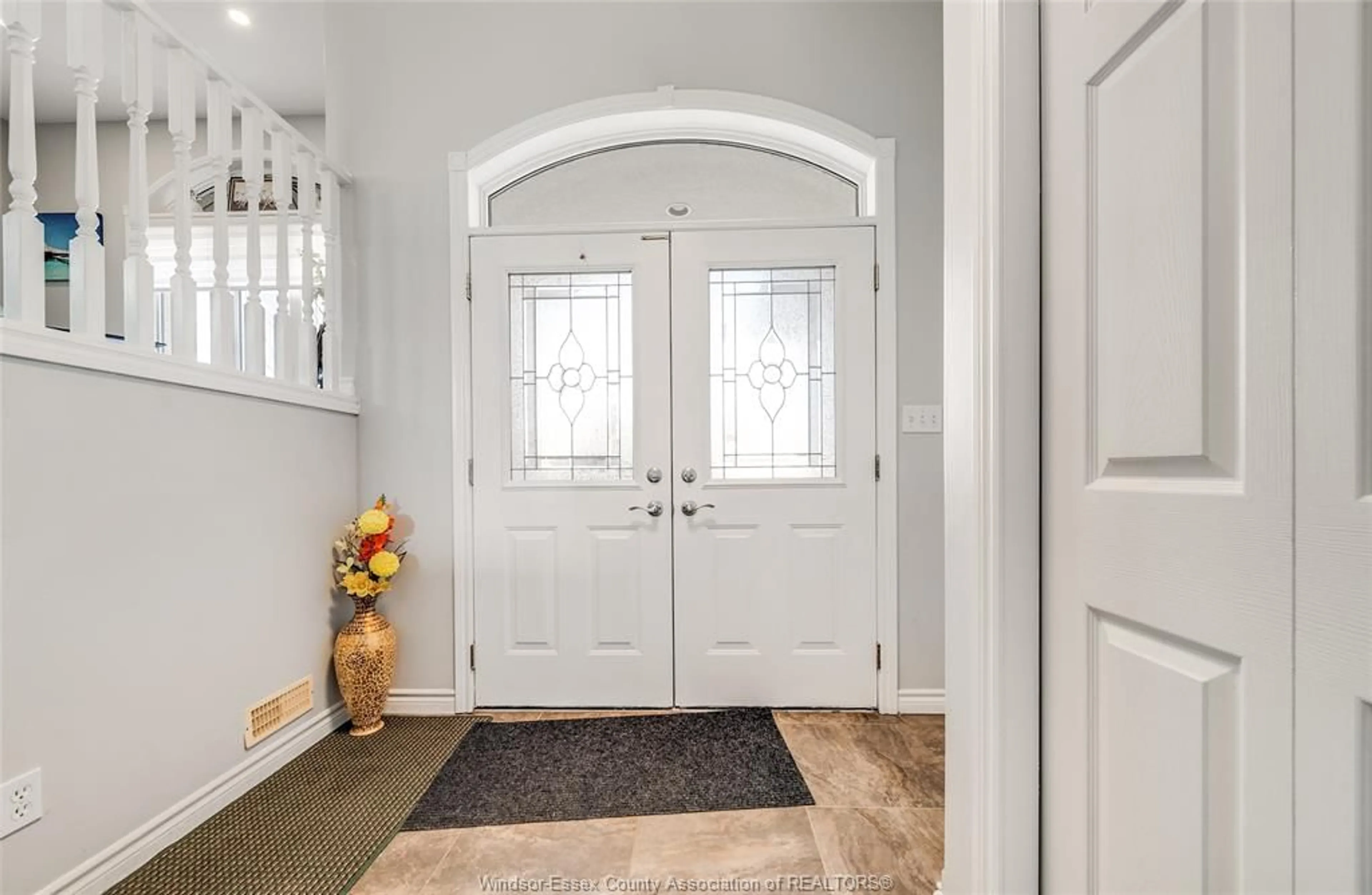 Indoor entryway for 1596 MORNINGSTAR Ave, Windsor Ontario N8P 1P9