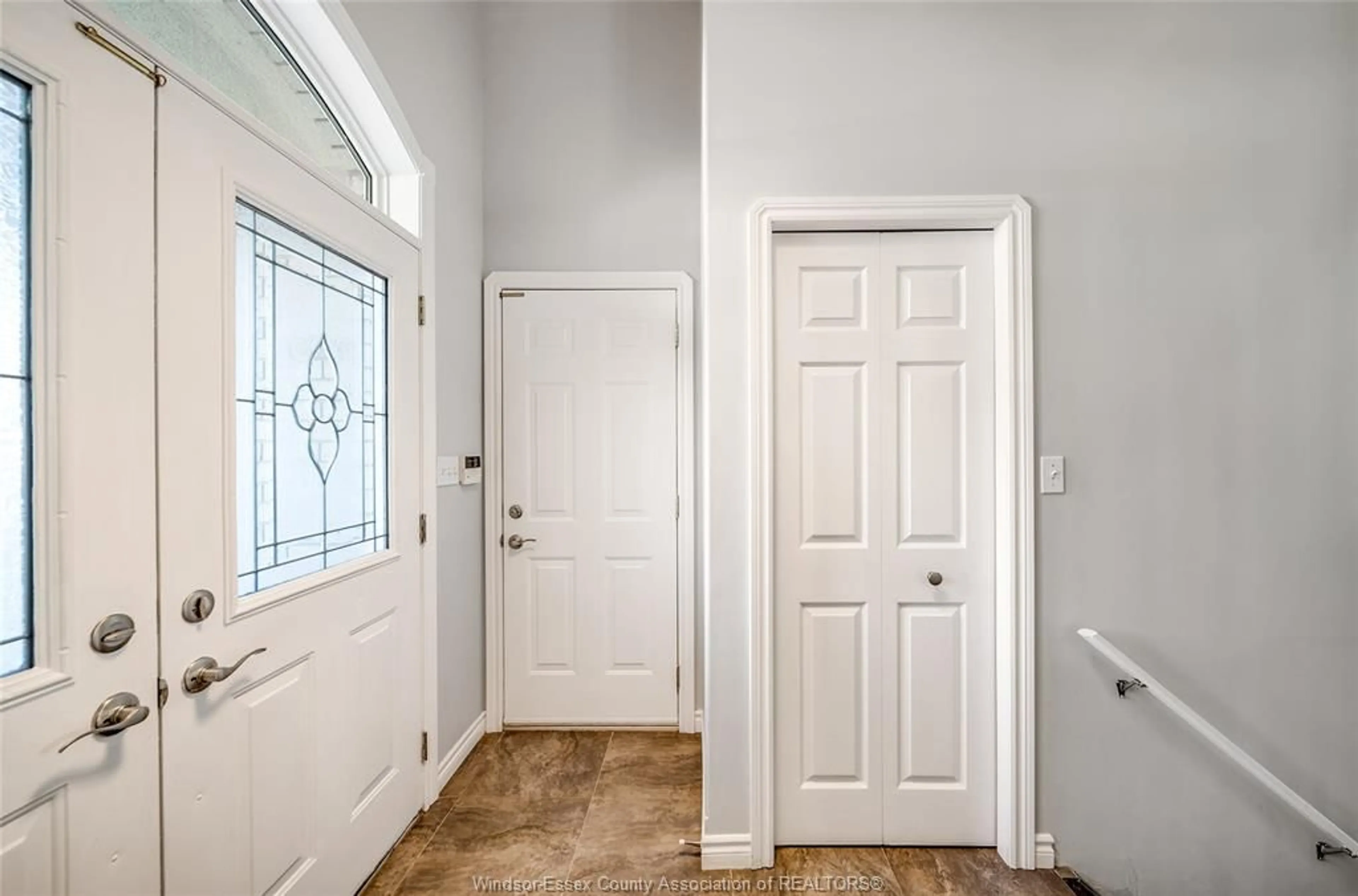 Indoor entryway for 1596 MORNINGSTAR Ave, Windsor Ontario N8P 1P9