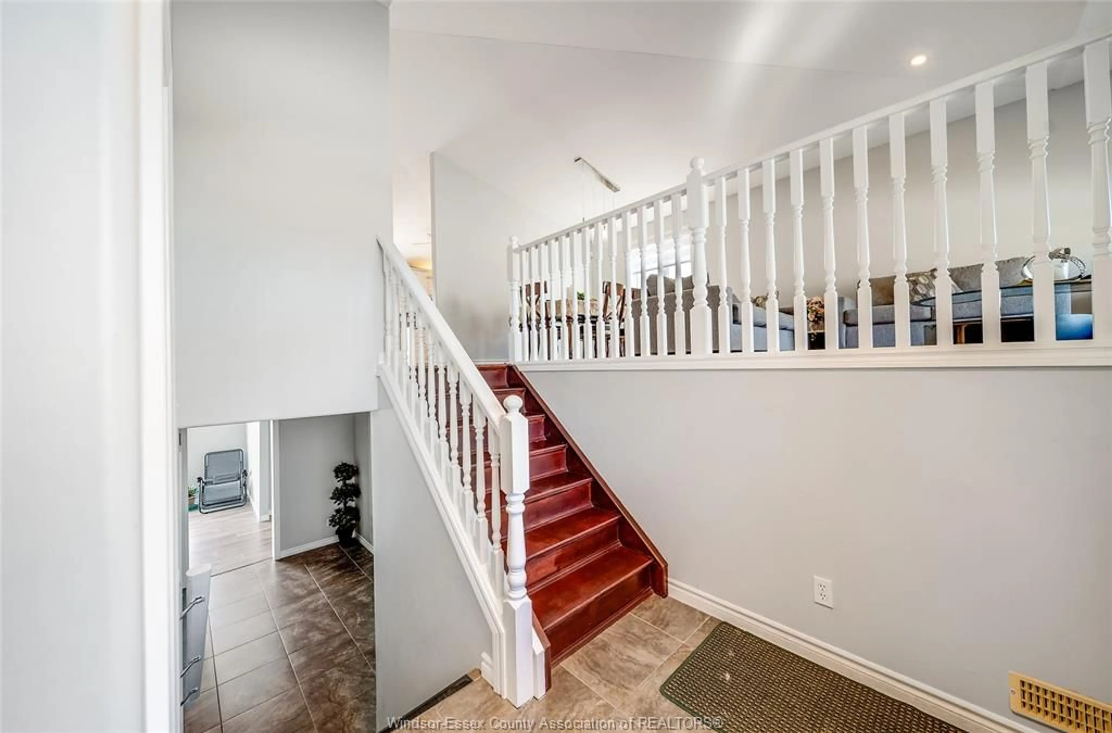 Indoor foyer for 1596 MORNINGSTAR Ave, Windsor Ontario N8P 1P9
