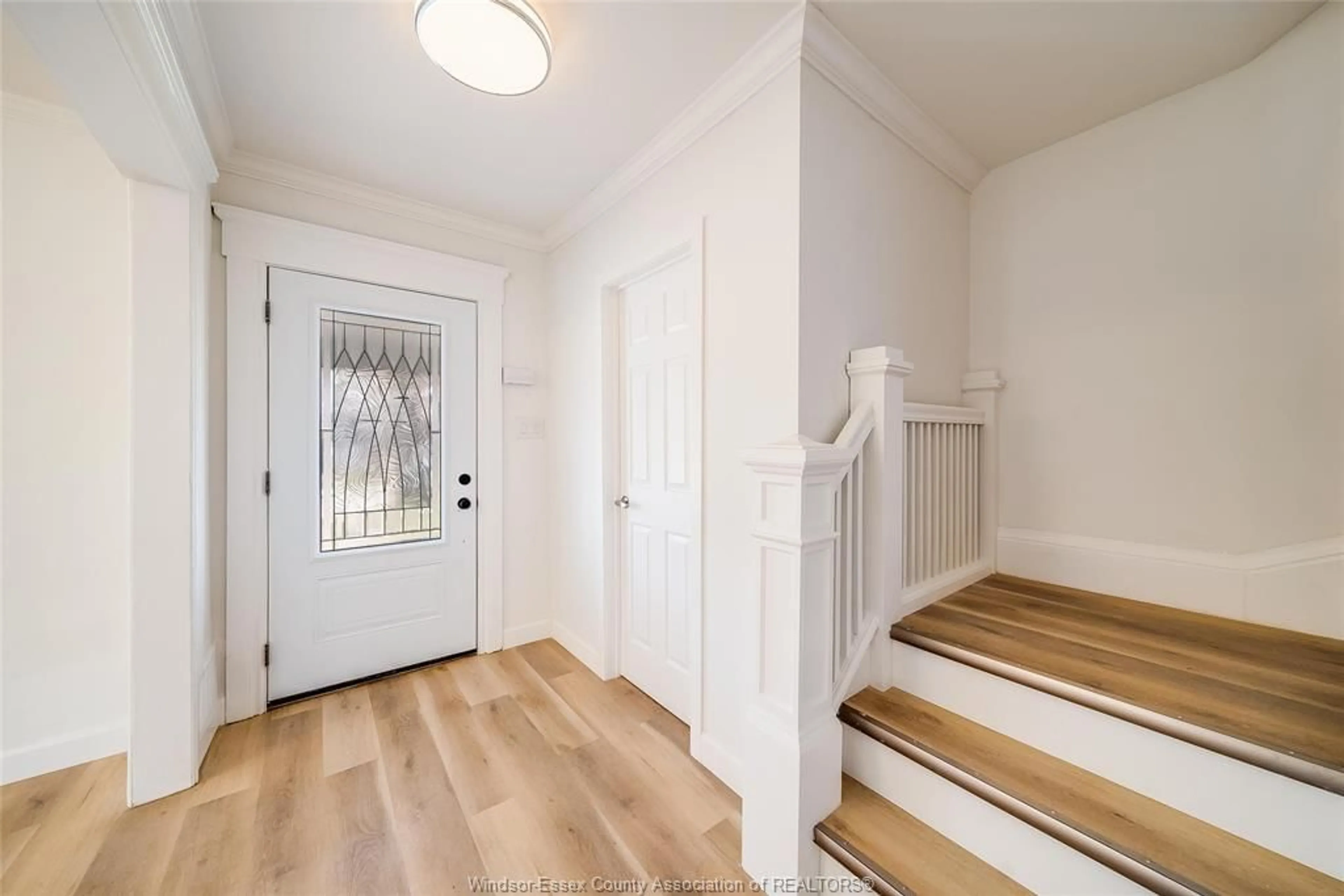 Indoor entryway for 876 HALL Ave, Windsor Ontario N9A 2M3