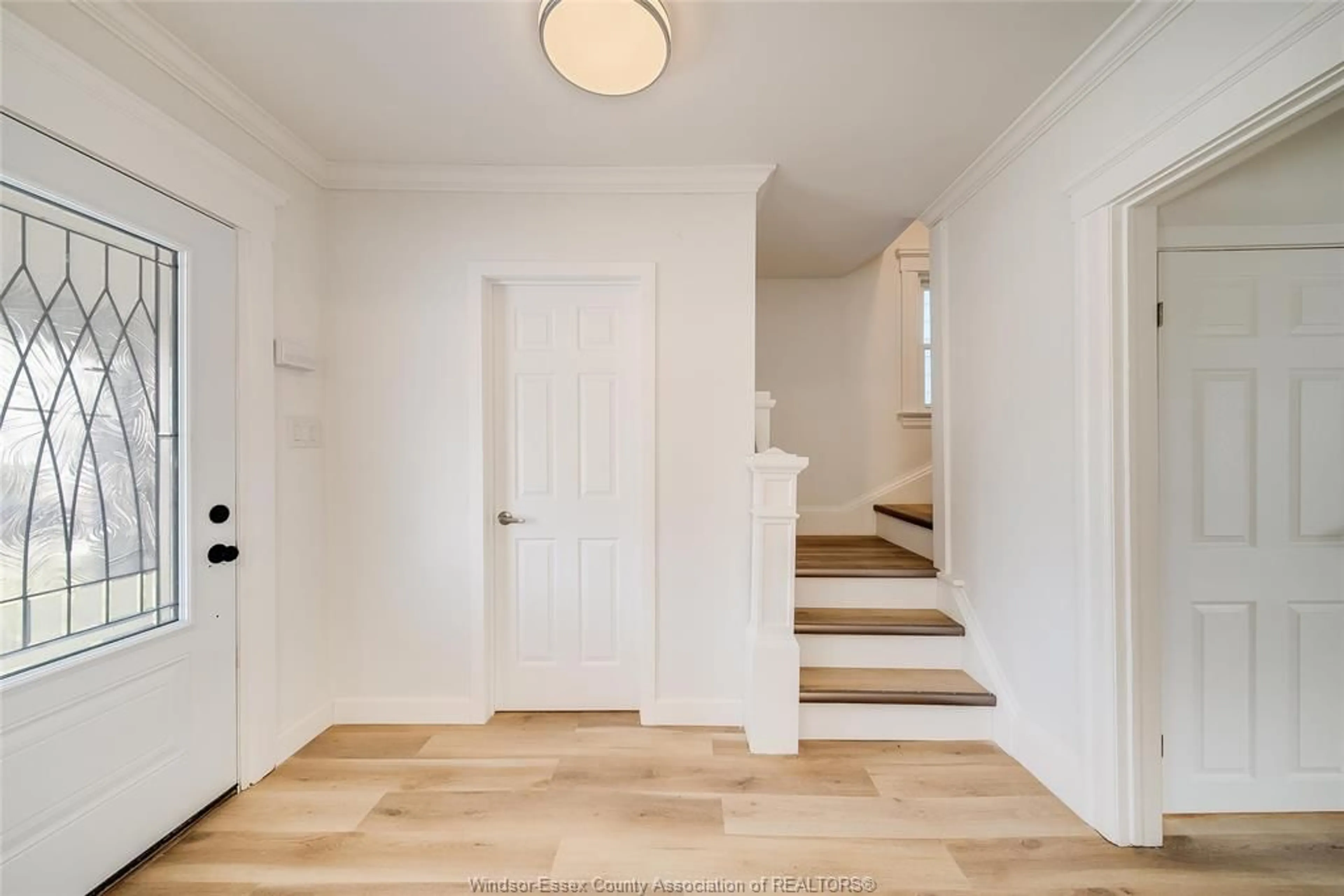 Indoor entryway for 876 HALL Ave, Windsor Ontario N9A 2M3