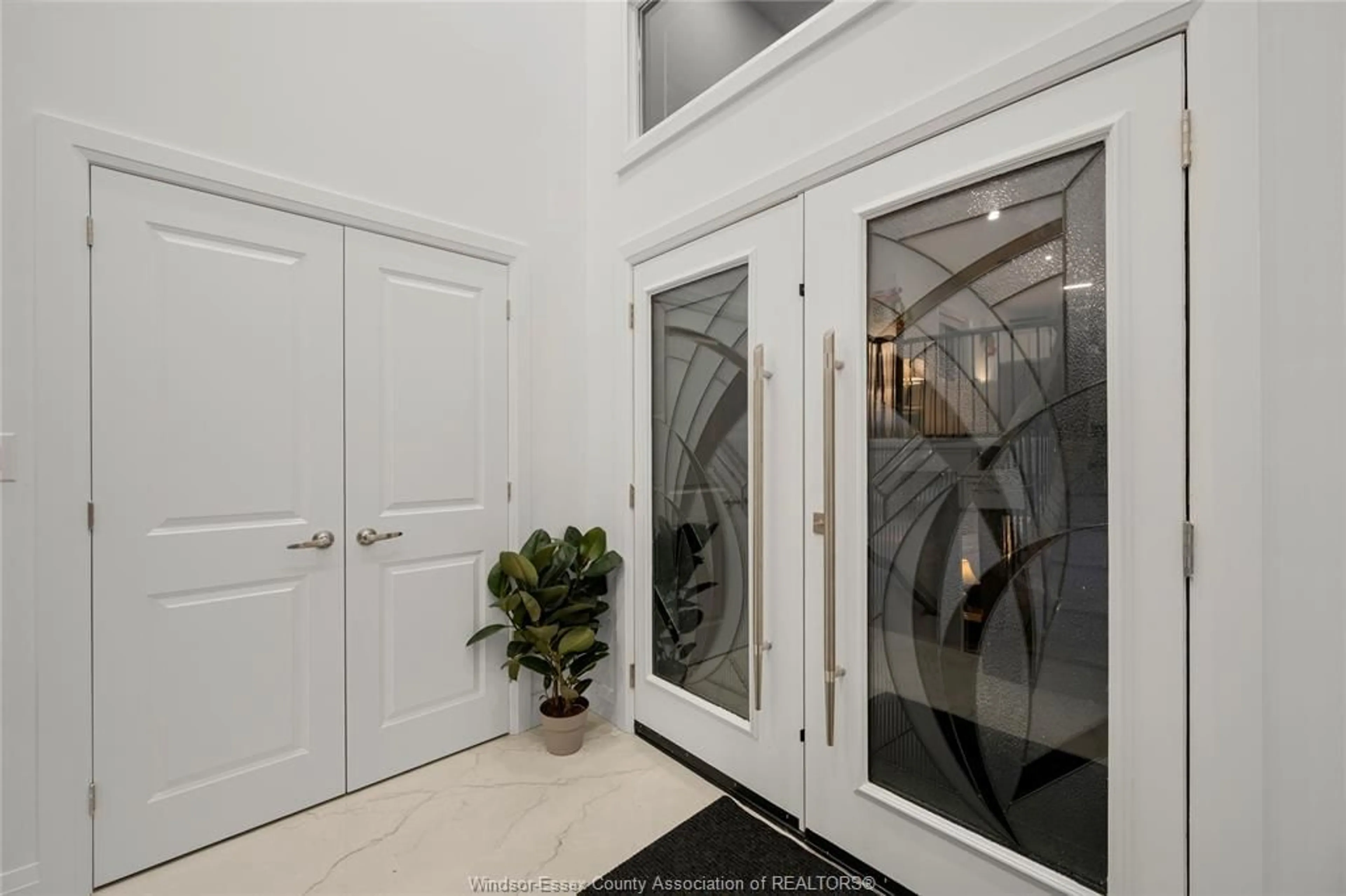 Indoor entryway for 665 ALEXANDRINE St, Windsor Ontario N8X 3C1