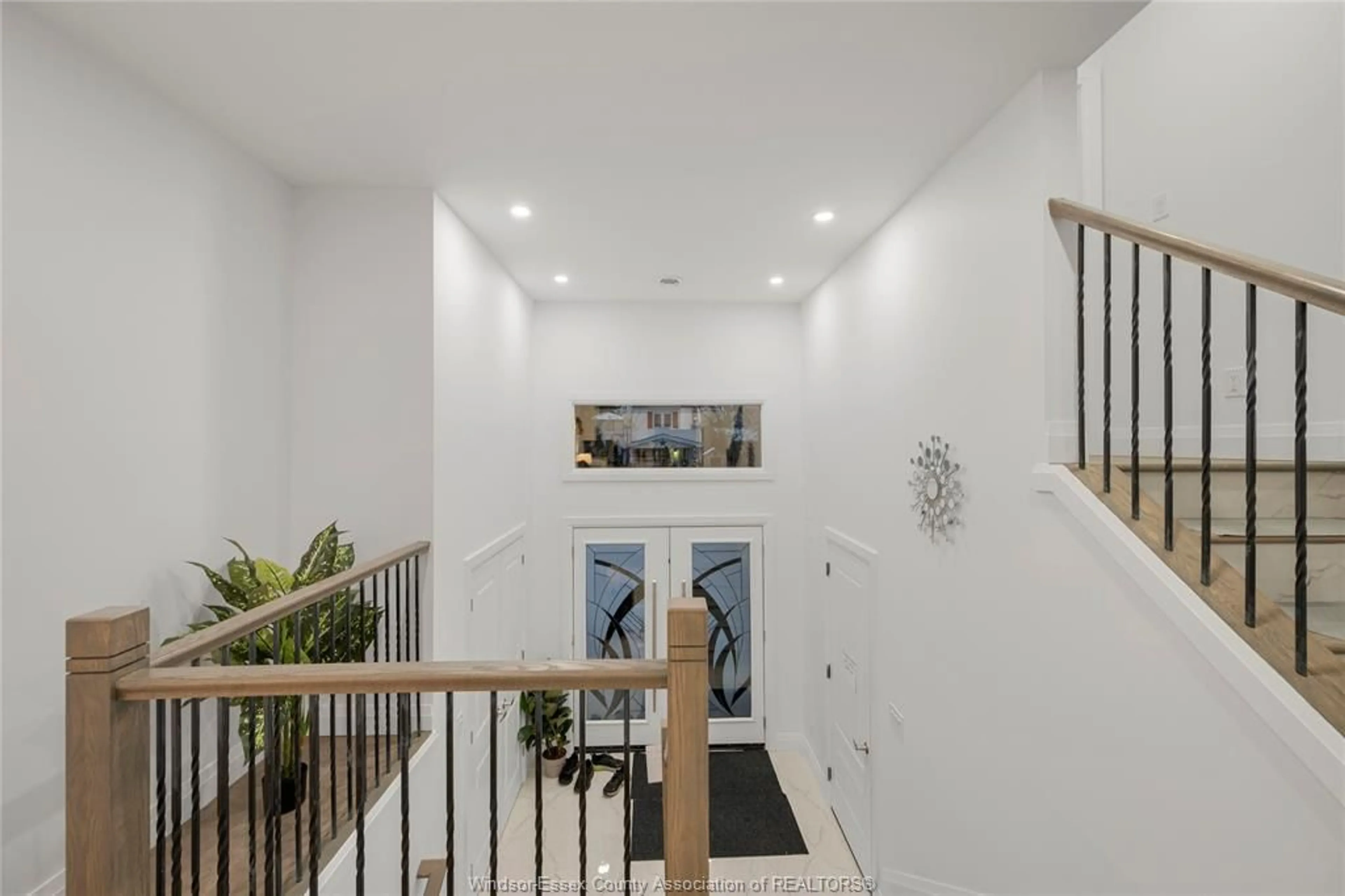 Indoor foyer for 665 ALEXANDRINE St, Windsor Ontario N8X 3C1