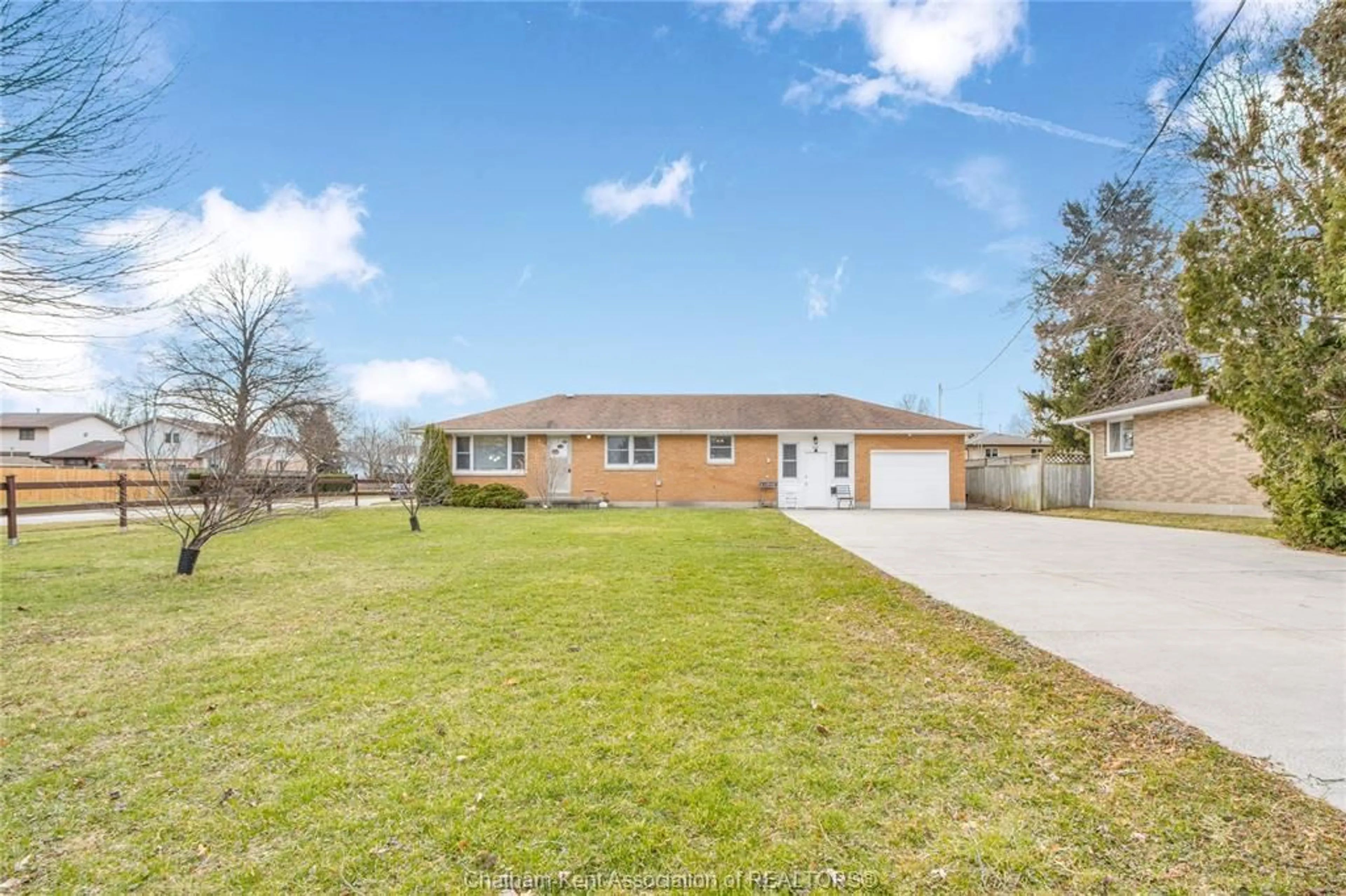 A pic from outside/outdoor area/front of a property/back of a property/a pic from drone, street for 410 MCNAUGHTON Ave, Chatham Ontario N7L 2G9