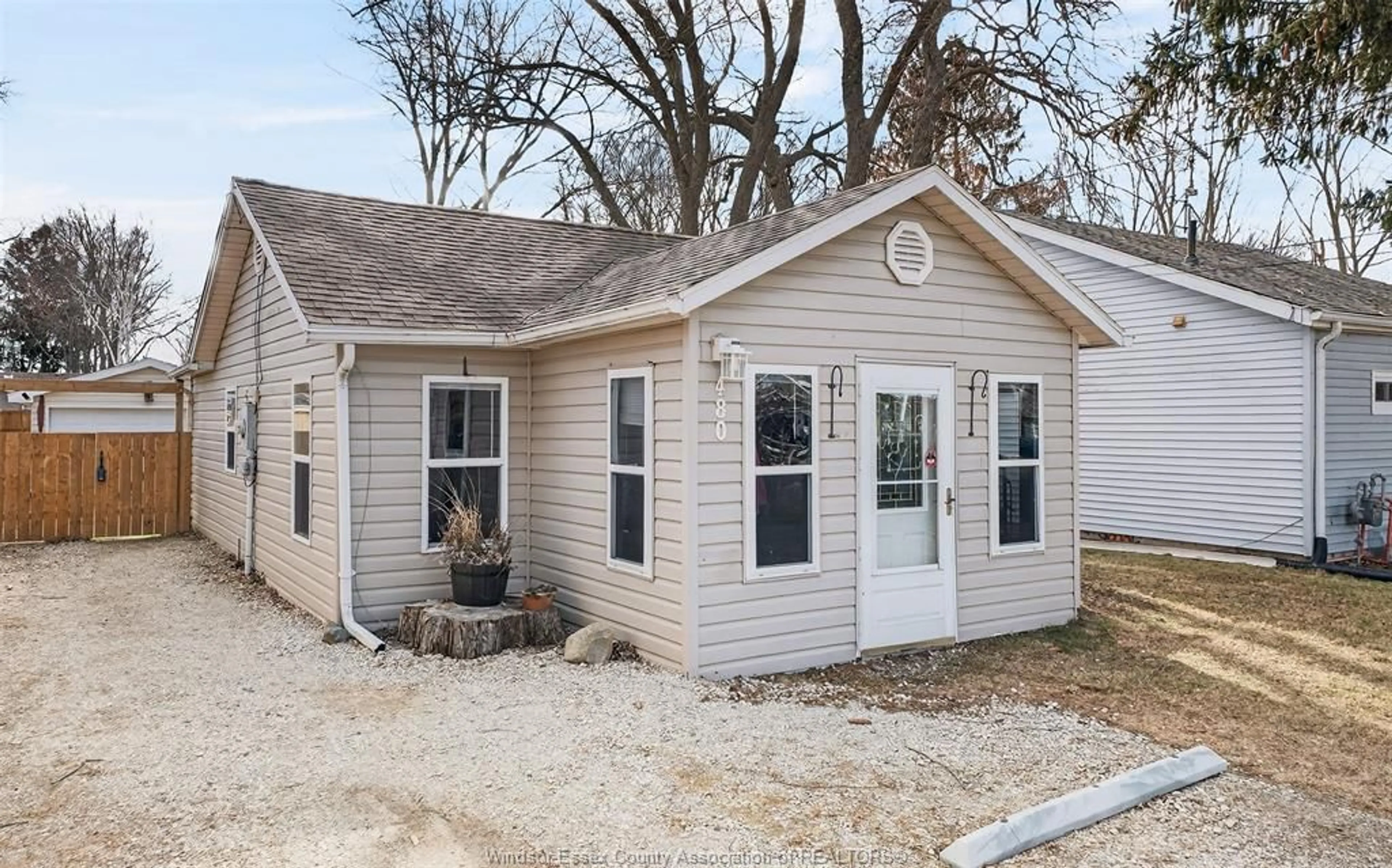 Home with vinyl exterior material, street for 480 JACKSON ST, Essex Ontario N0R 1G0