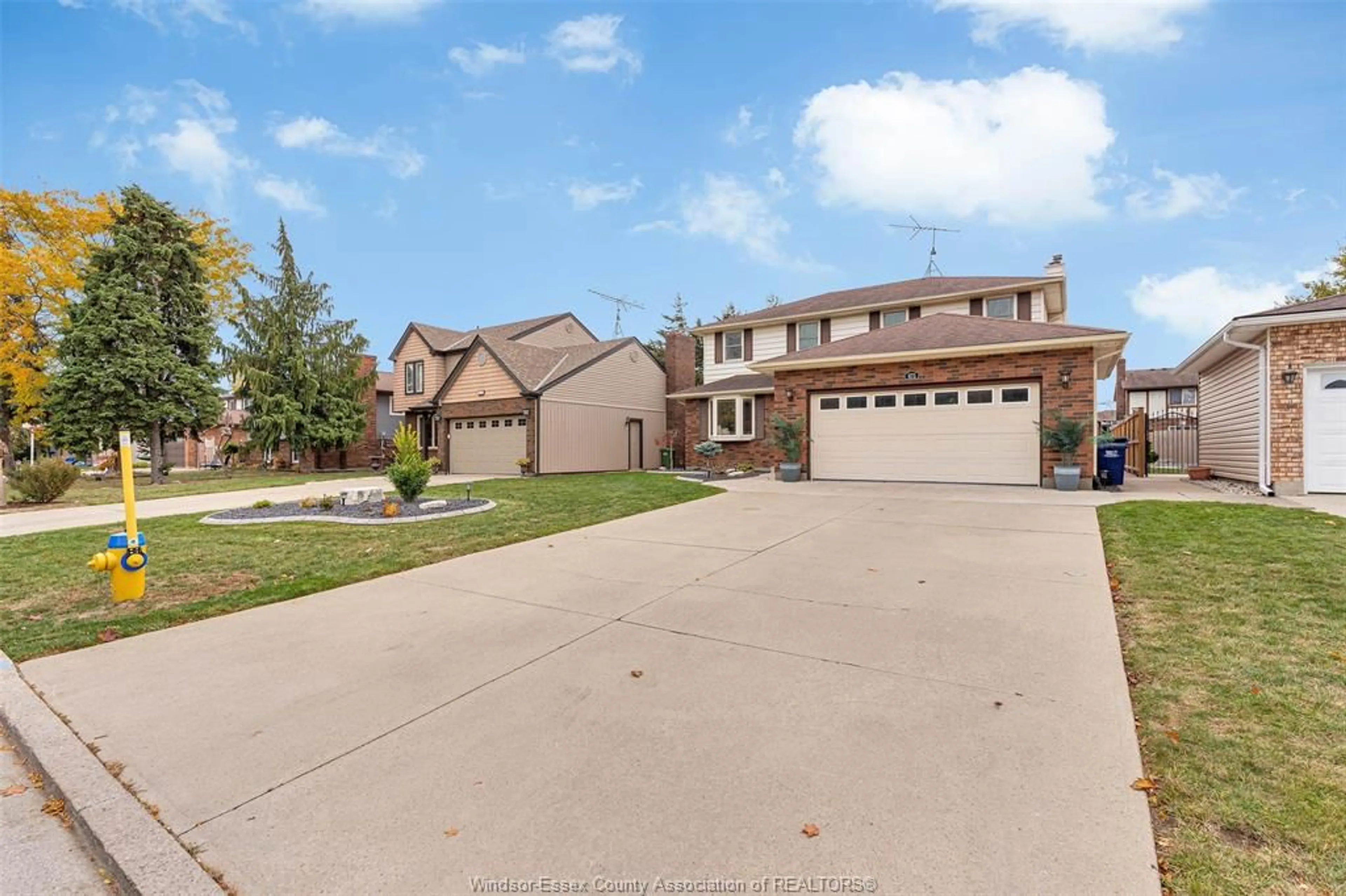 A pic from outside/outdoor area/front of a property/back of a property/a pic from drone, street for 673 Gauthier, Tecumseh Ontario N8N 3P7