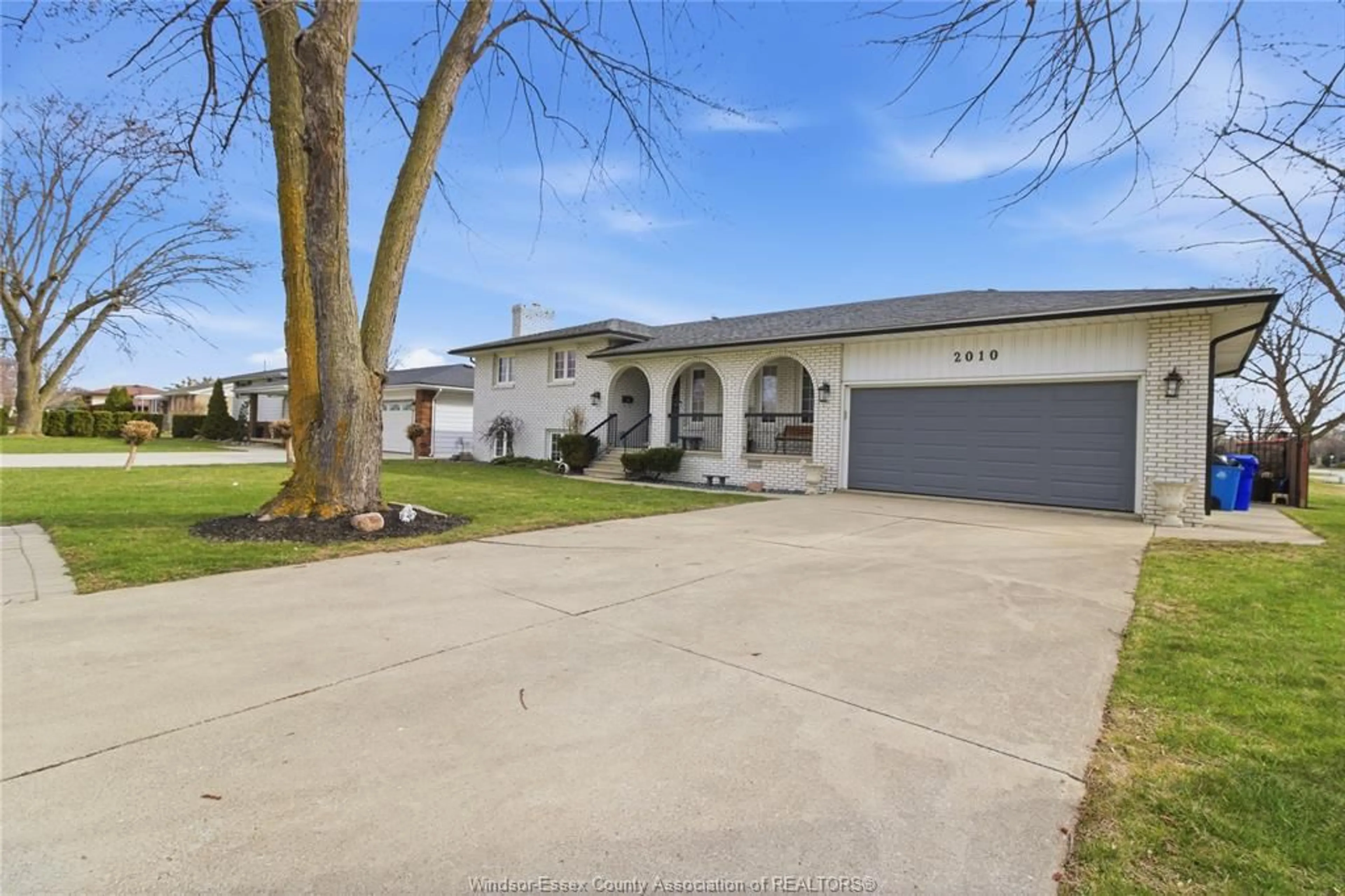 A pic from outside/outdoor area/front of a property/back of a property/a pic from drone, street for 2010 LESPERANCE Rd, Tecumseh Ontario N8N 2N4