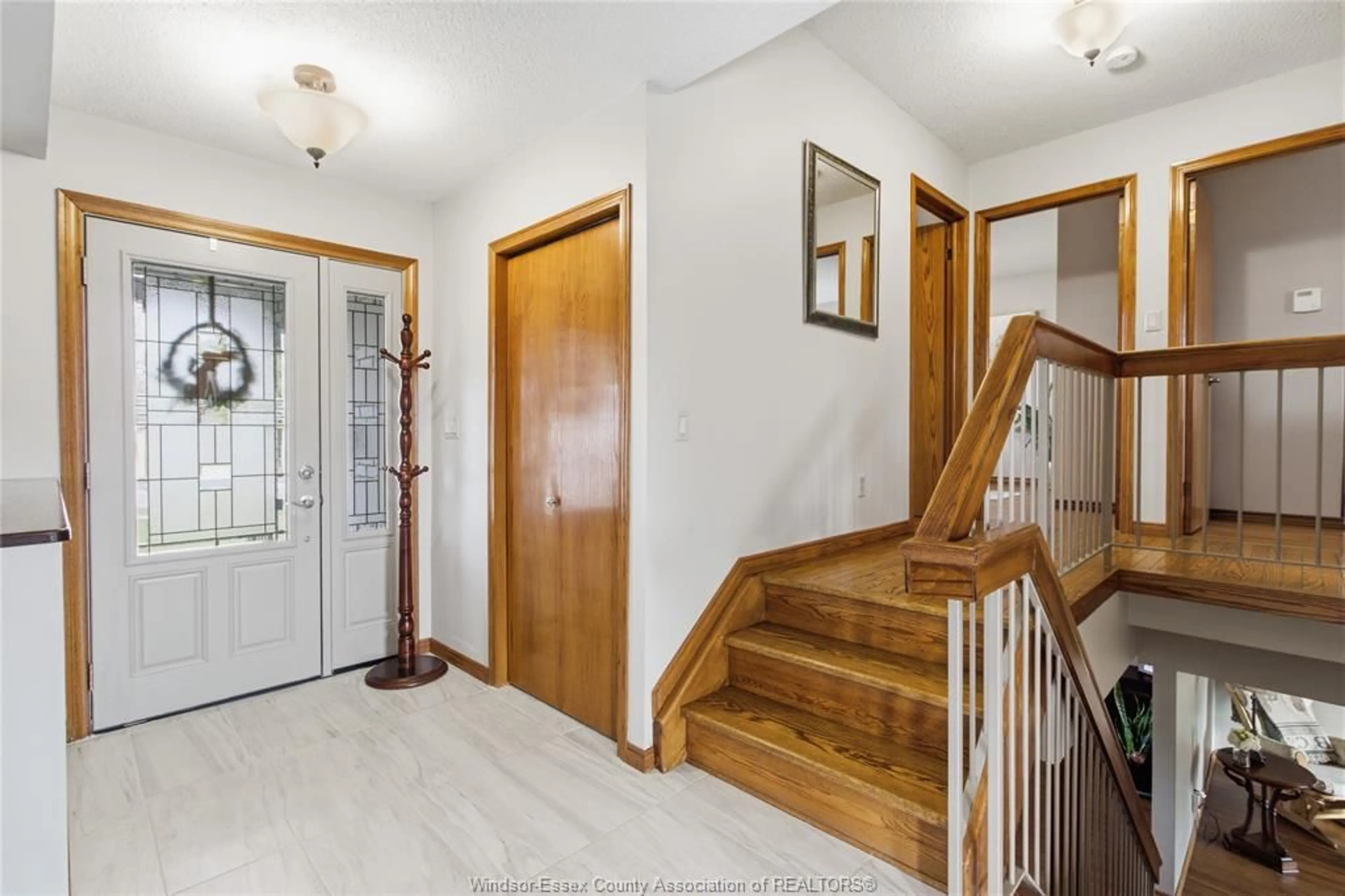 Indoor foyer for 2010 LESPERANCE Rd, Tecumseh Ontario N8N 2N4