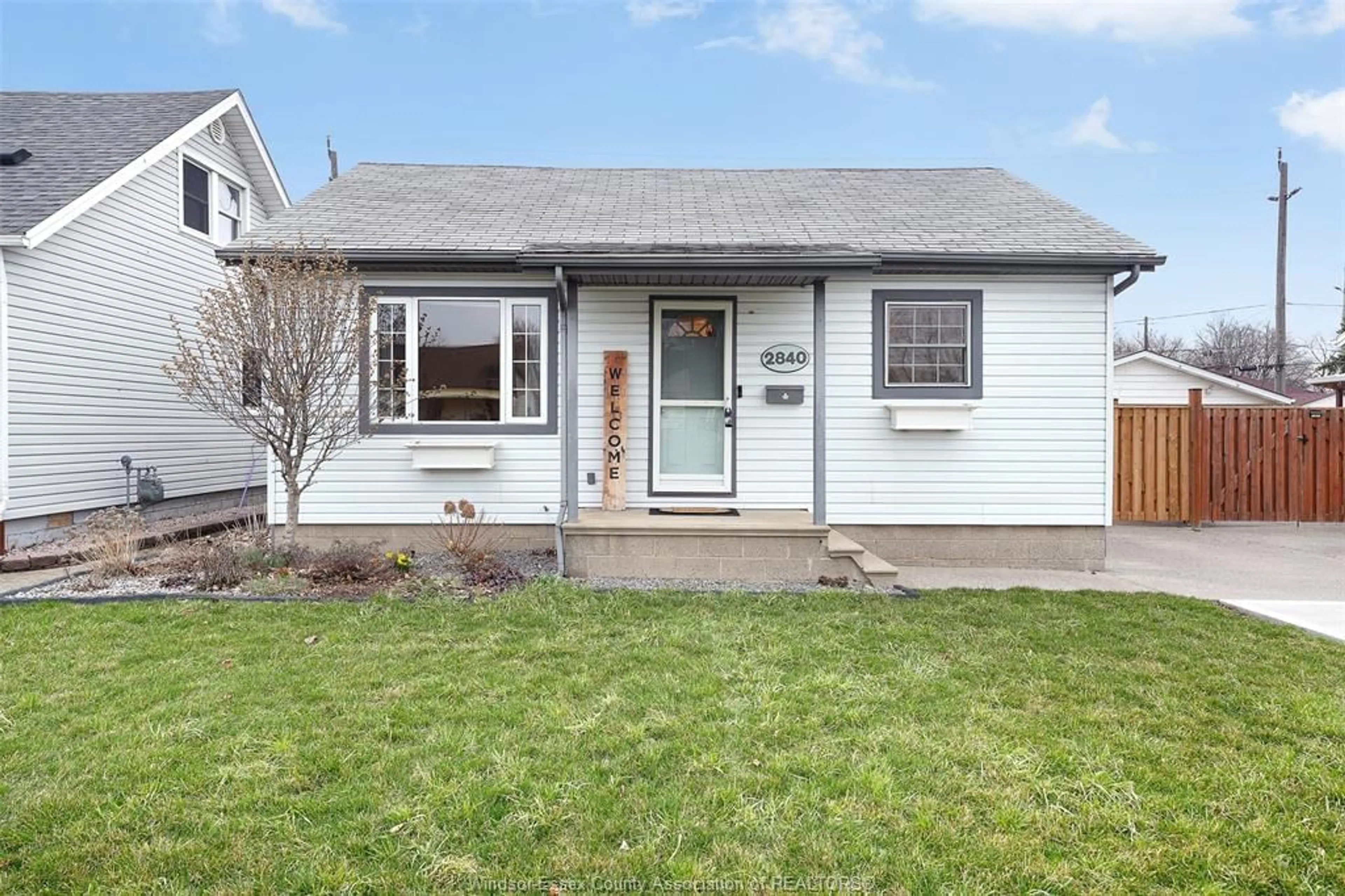 Home with vinyl exterior material, street for 2840 MELBOURNE Rd, Windsor Ontario N9C 1Y2