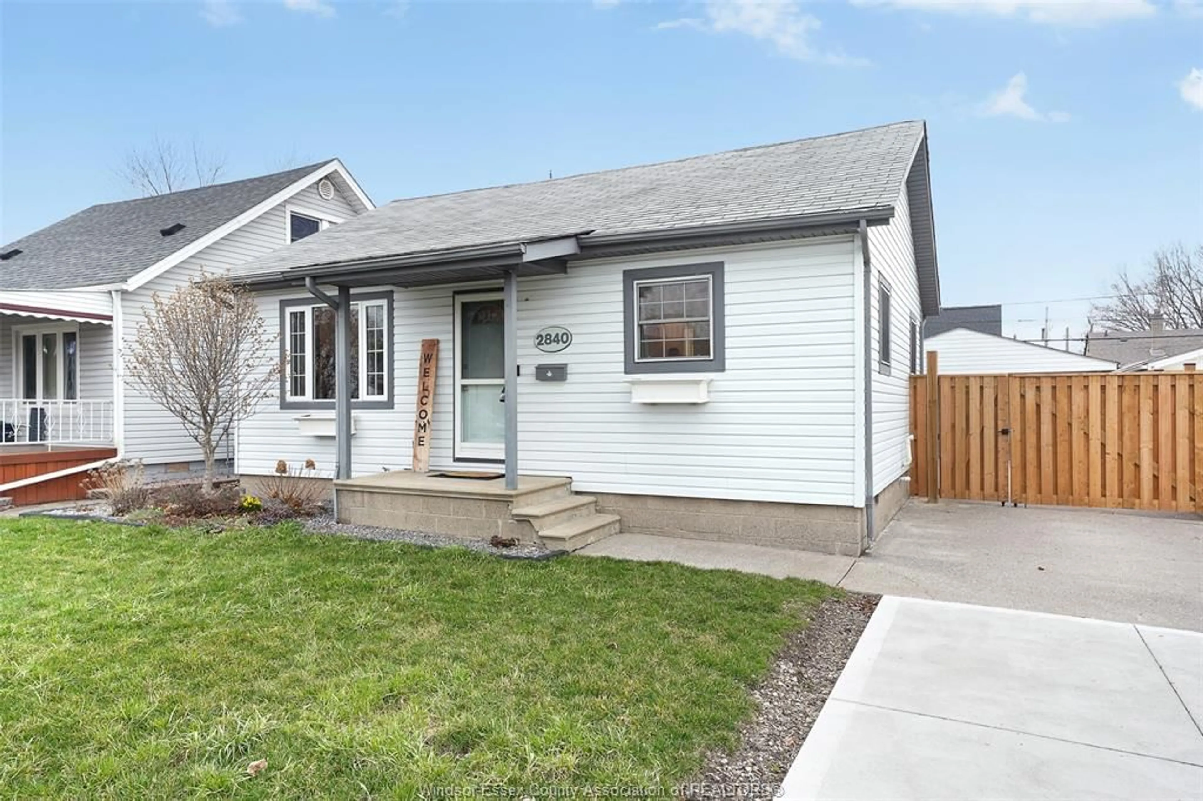 Home with vinyl exterior material, street for 2840 MELBOURNE Rd, Windsor Ontario N9C 1Y2