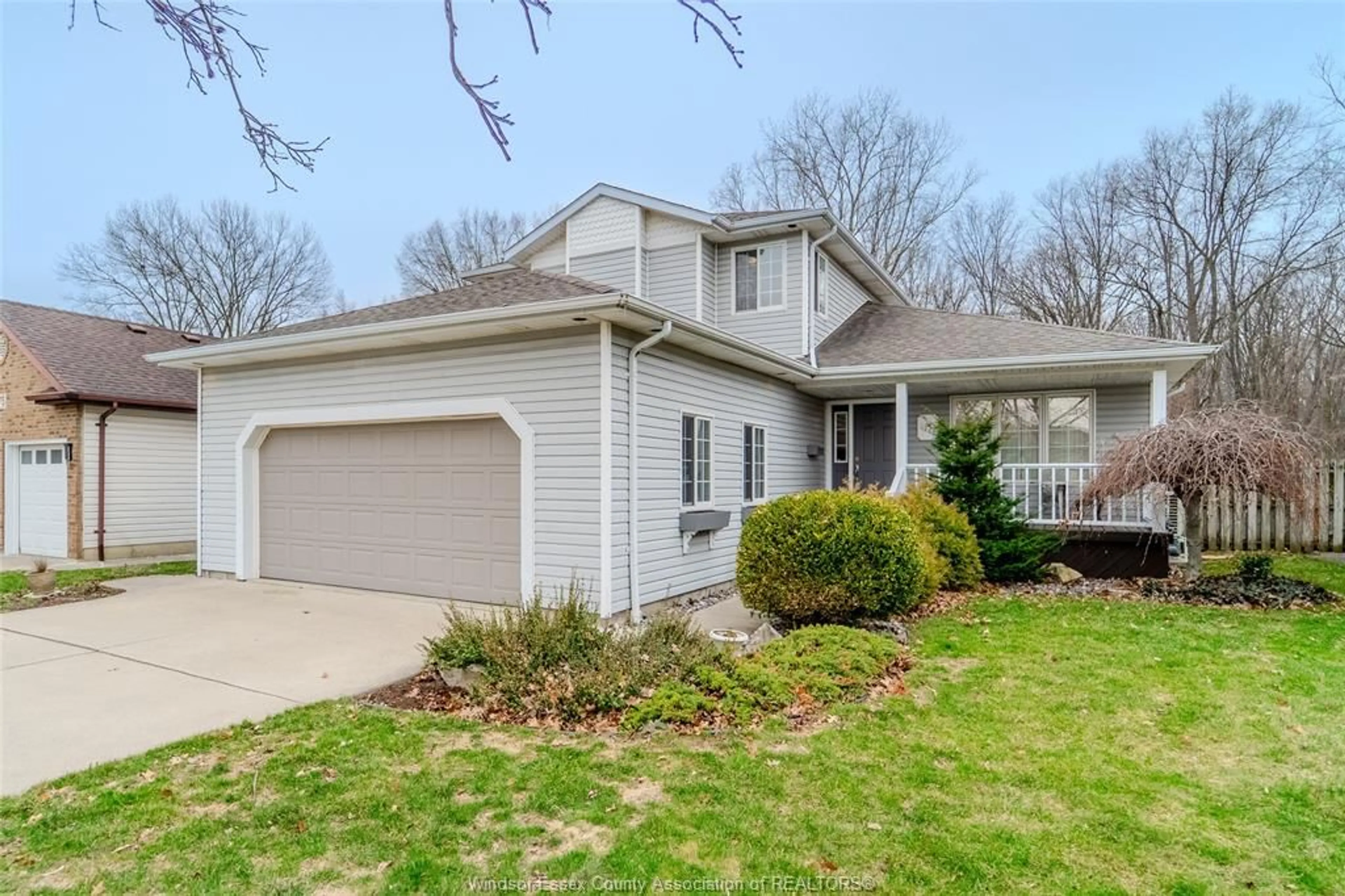 Home with vinyl exterior material, unknown for 3765 Woodward Blvd, Windsor Ontario N8W 2Z1