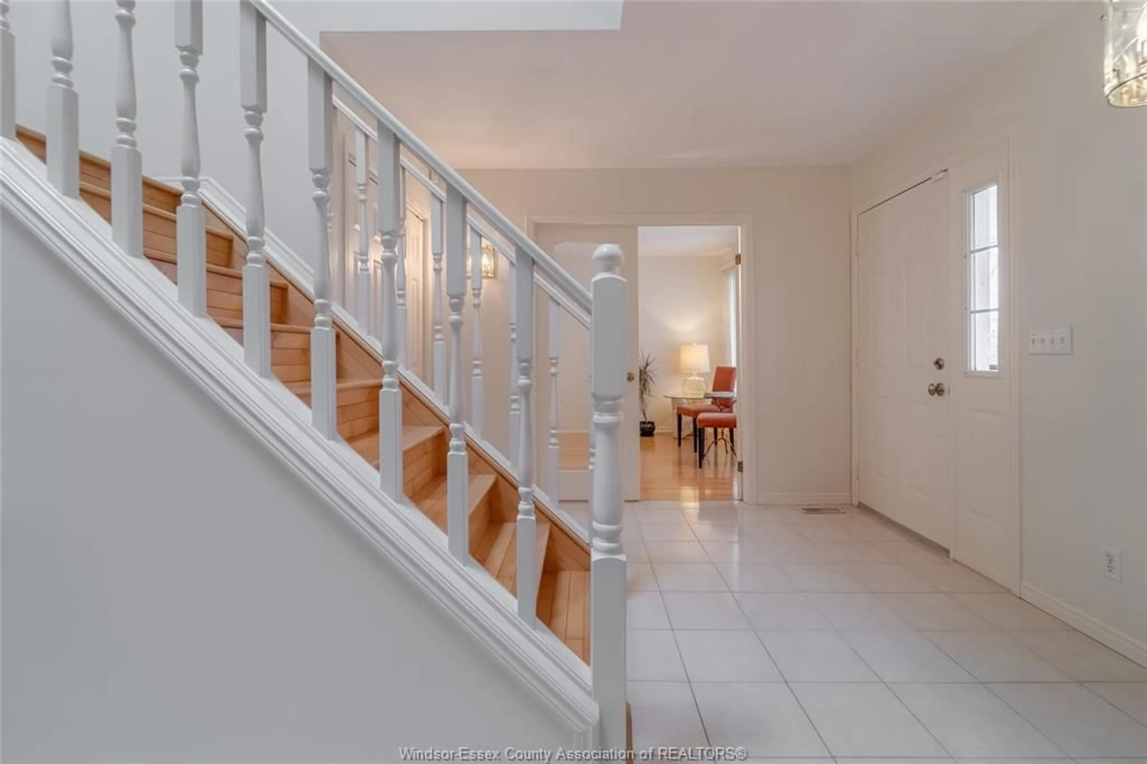 Indoor foyer for 3765 Woodward Blvd, Windsor Ontario N8W 2Z1