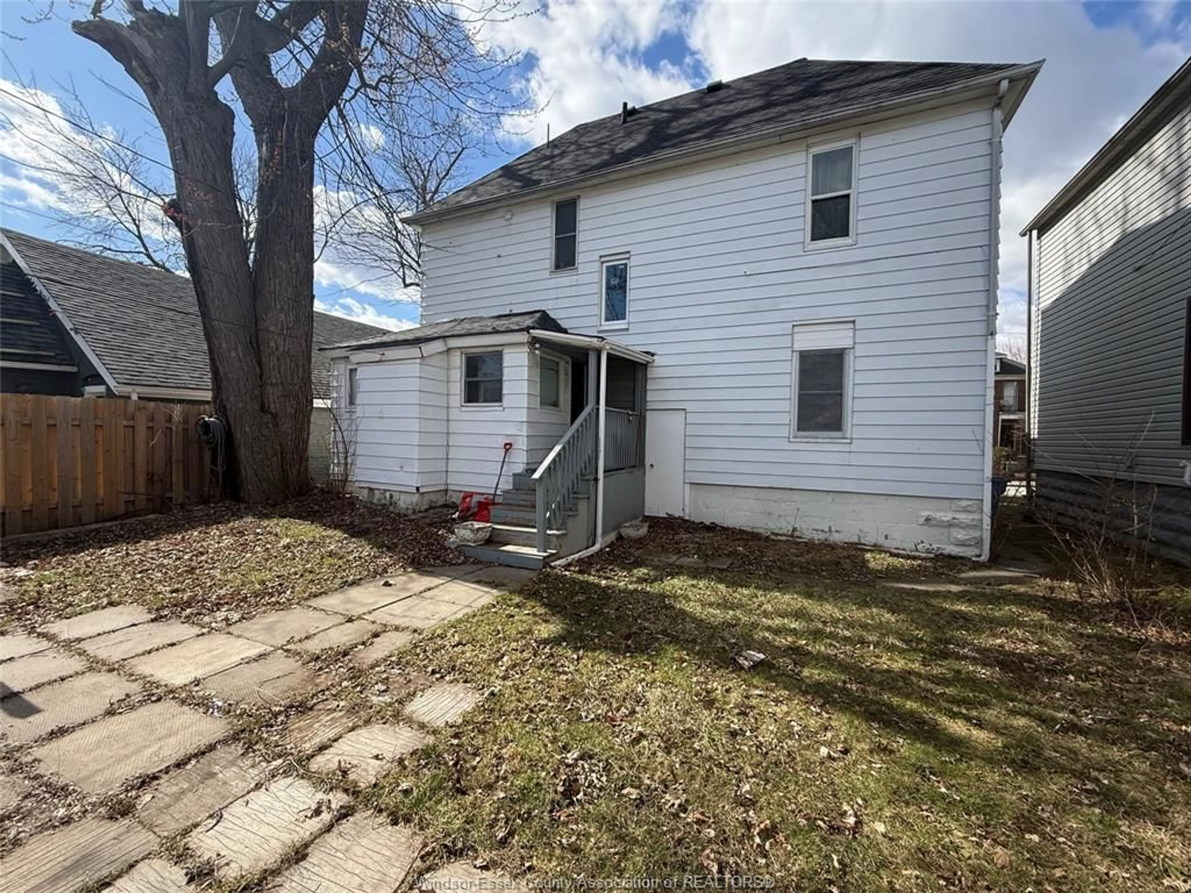 A pic from outside/outdoor area/front of a property/back of a property/a pic from drone, street for 516 DOUGALL Ave, Windsor Ontario N9A 4P6