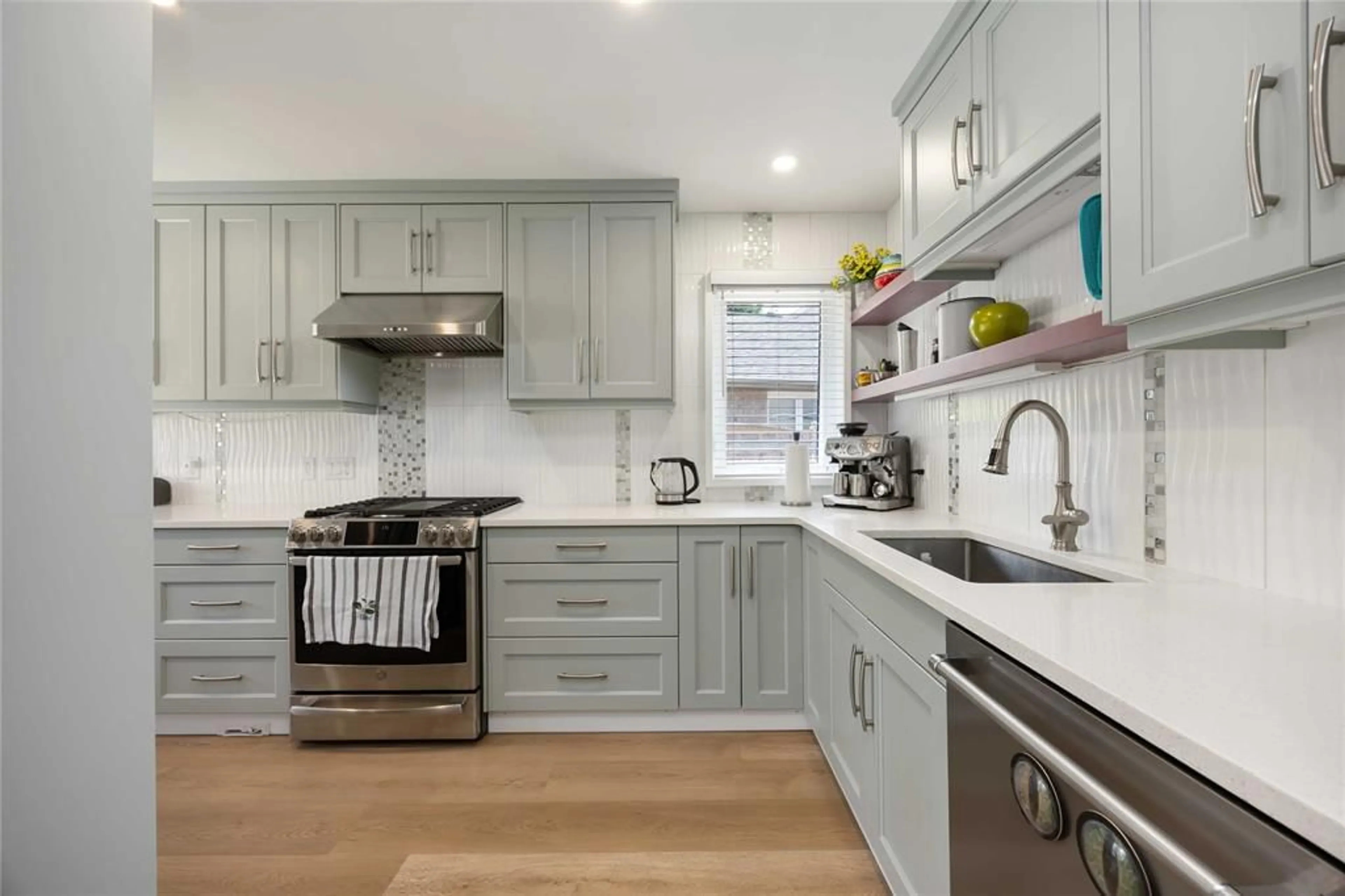 Open concept kitchen, ceramic/tile floor for 123 Cassandra Blvd, Sarnia Ontario N7S 6N1