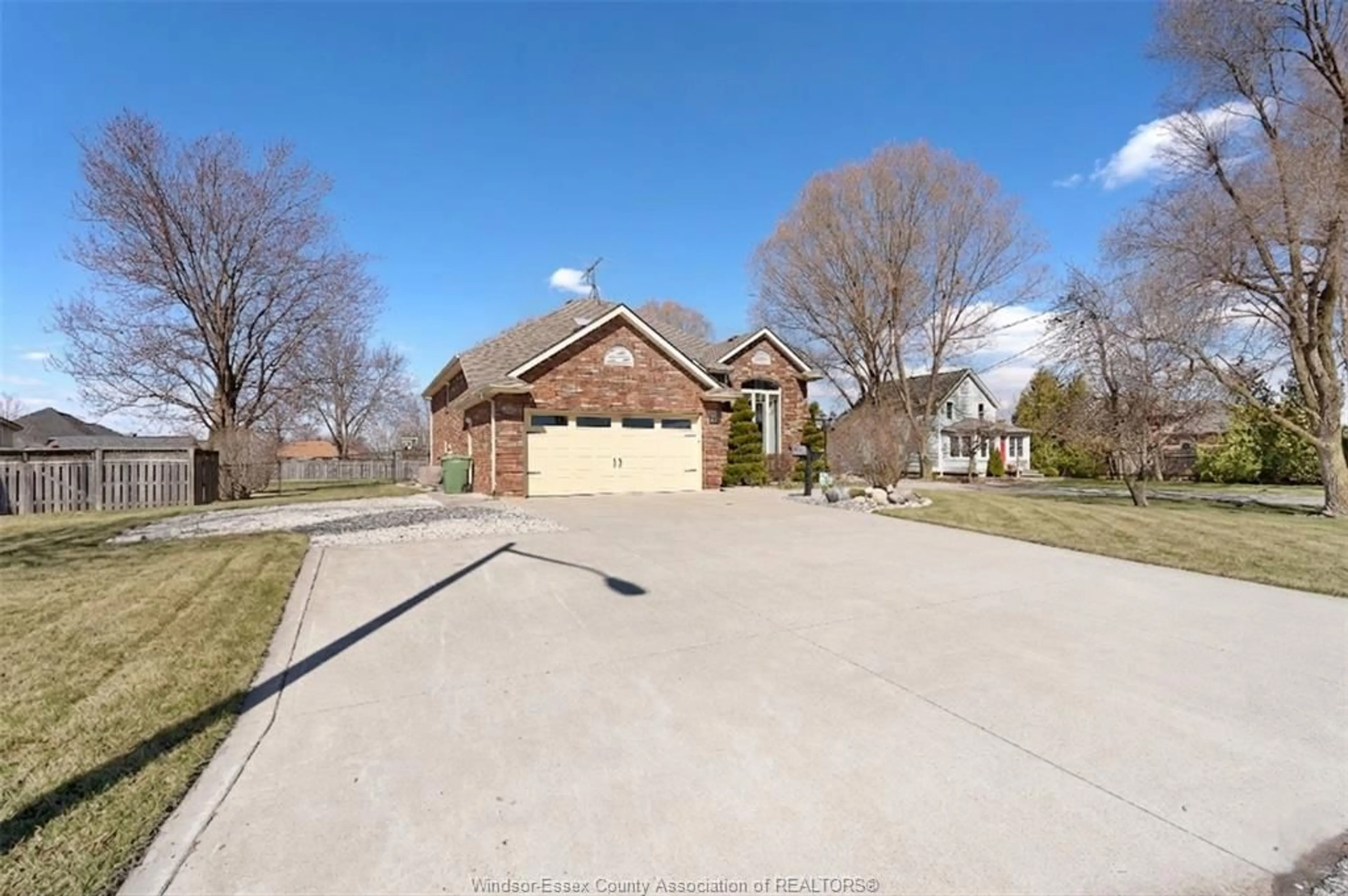 A pic from outside/outdoor area/front of a property/back of a property/a pic from drone, street for 276 TEXAS Rd, Amherstburg Ontario N9V 2R7