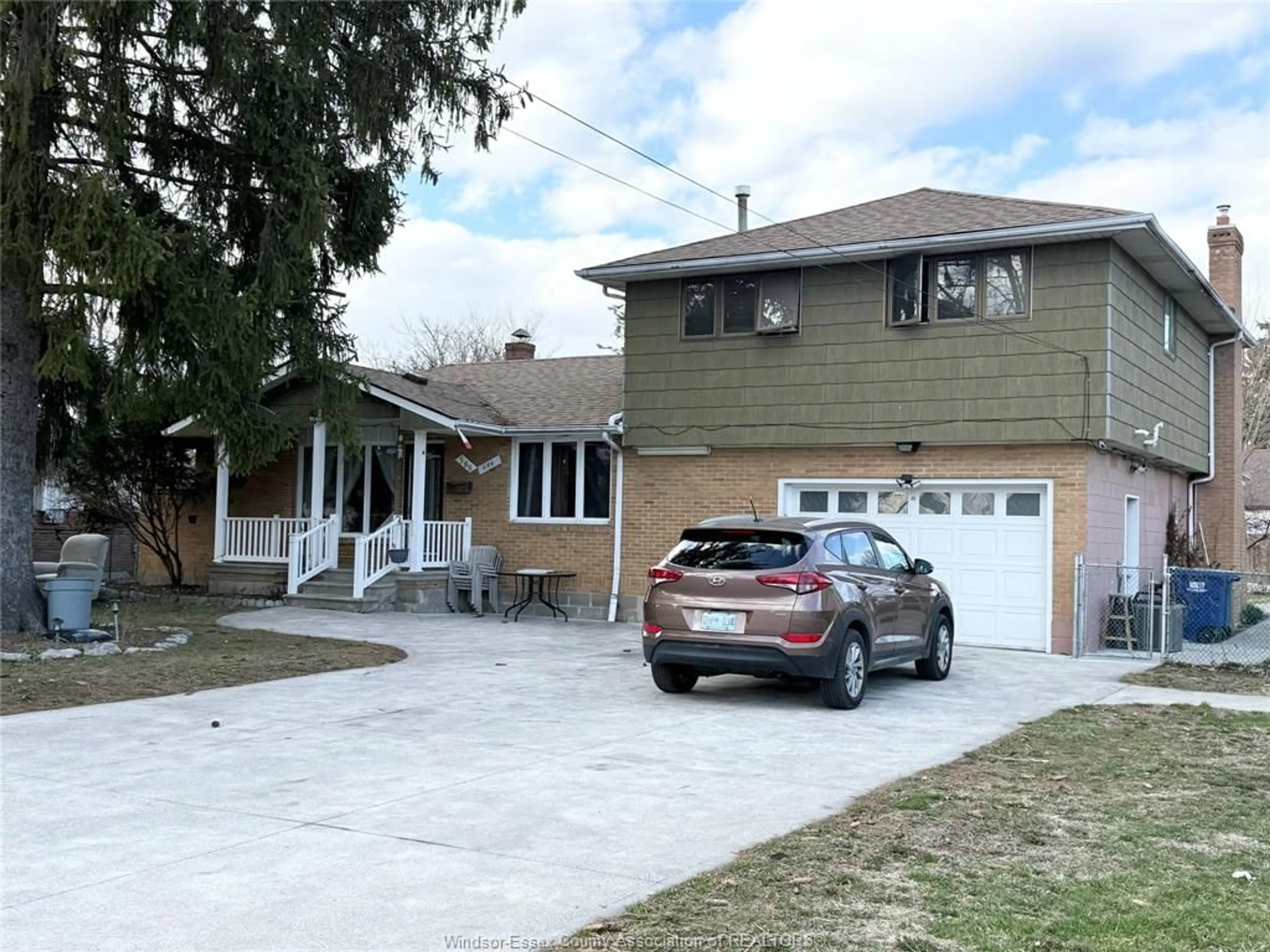 Home with vinyl exterior material, street for 564 WALLACE, Windsor Ontario N9G 1L9