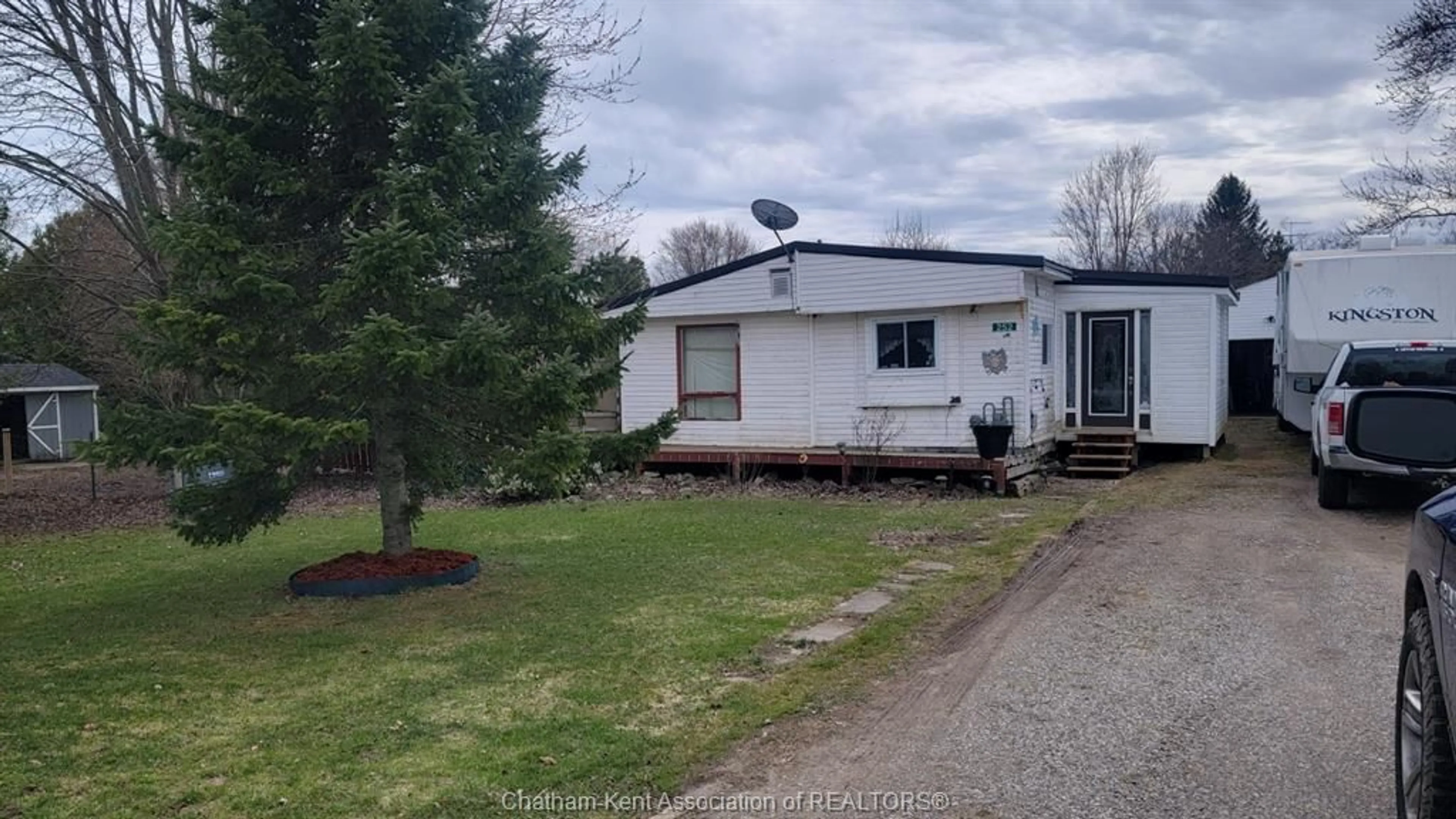 A pic from outside/outdoor area/front of a property/back of a property/a pic from drone, street for 252 Queen St, Highgate Ontario N0P 1T0