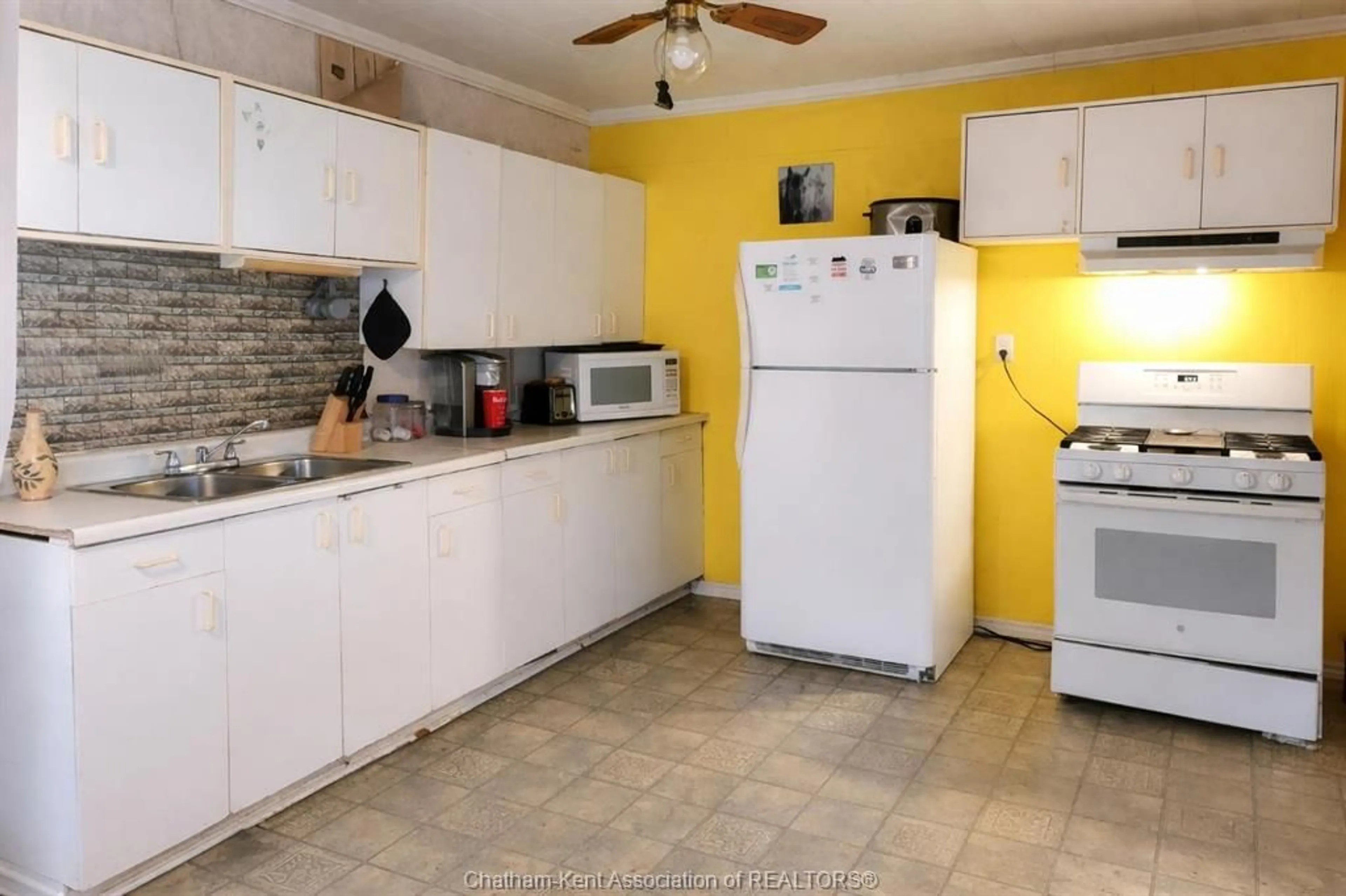 Standard kitchen, unknown for 252 Queen St, Highgate Ontario N0P 1T0