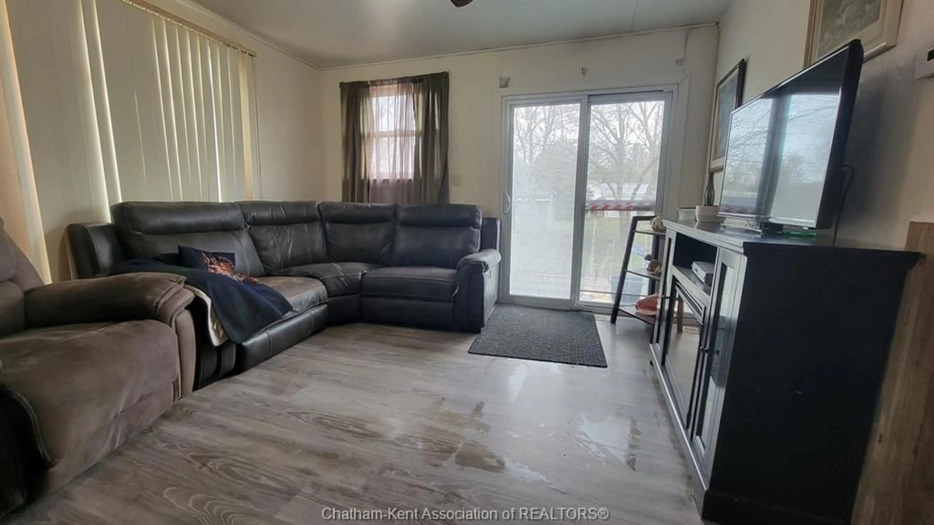 Living room with furniture, unknown for 252 Queen St, Highgate Ontario N0P 1T0