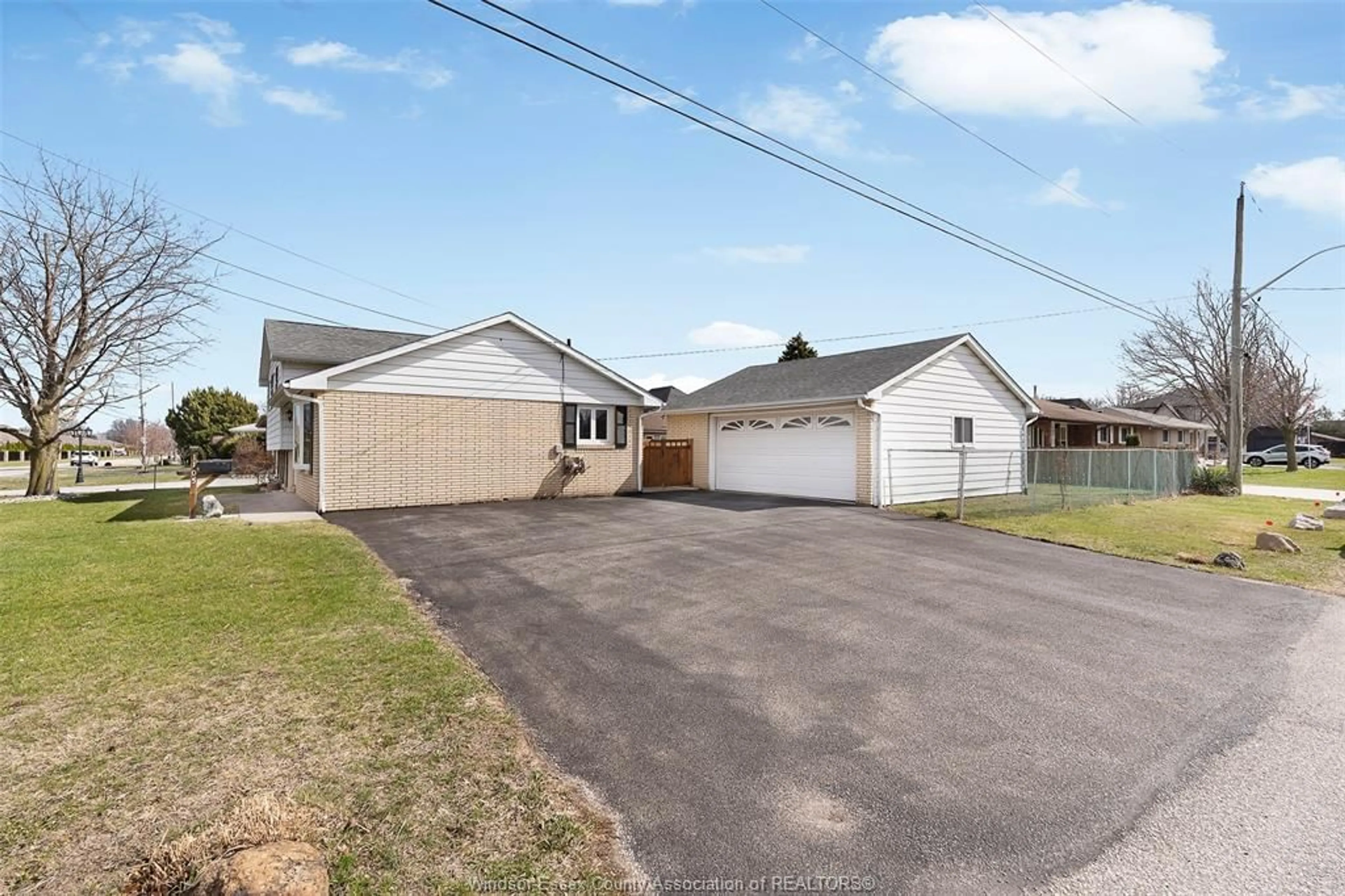 A pic from outside/outdoor area/front of a property/back of a property/a pic from drone, street for 1105 MORTON Dr, LaSalle Ontario N9J 3V5